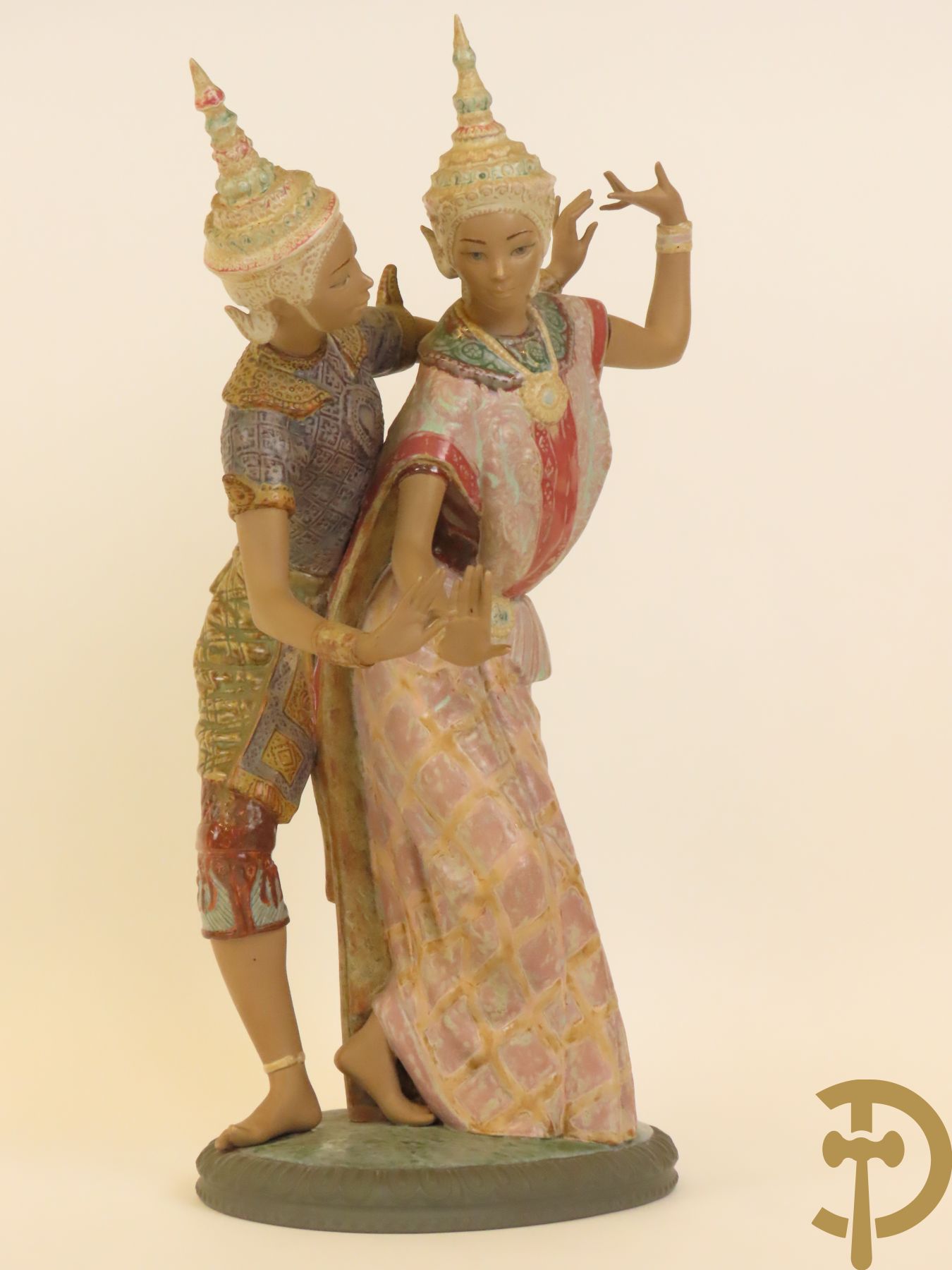 Thaise danseres met jongeman in keramiek, onderaan gemerkt Lladro