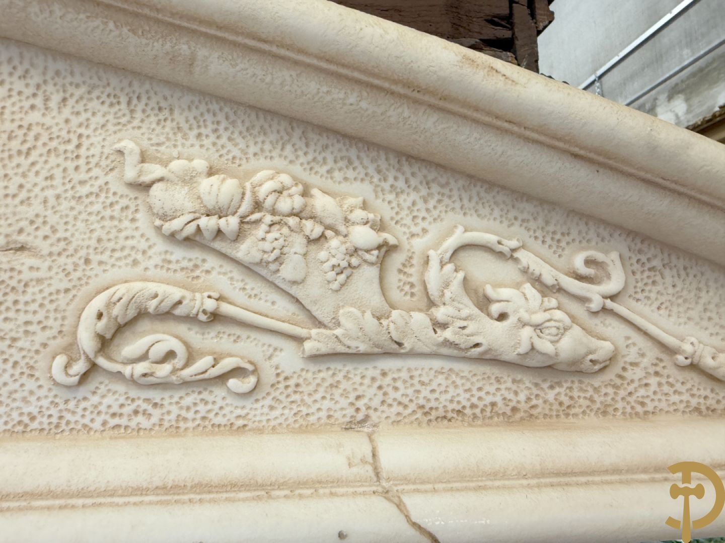 Uitzonderlijke eetkamer bestaande uit dressoir met 4 deuren en 2 lades op voluutvormig onderstel met rocailles opzij en boven met spiegel + bijhorende vitrine + console + spiegel + tafel op voluutvormig onderstel + 6 bijhorende armzetels met koperen frame - uniek ontwerp door de firma Vidal Grau Spaanse makelij, begin jaren 