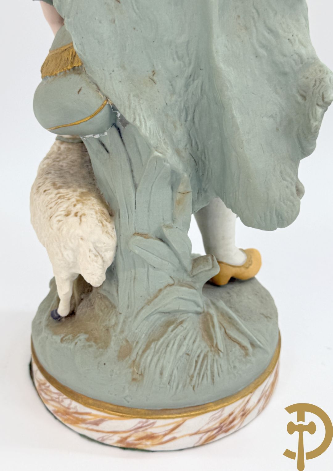 Paar grote Franse gekleurde biscuits van meisje en 
 jongen met schaap en geit