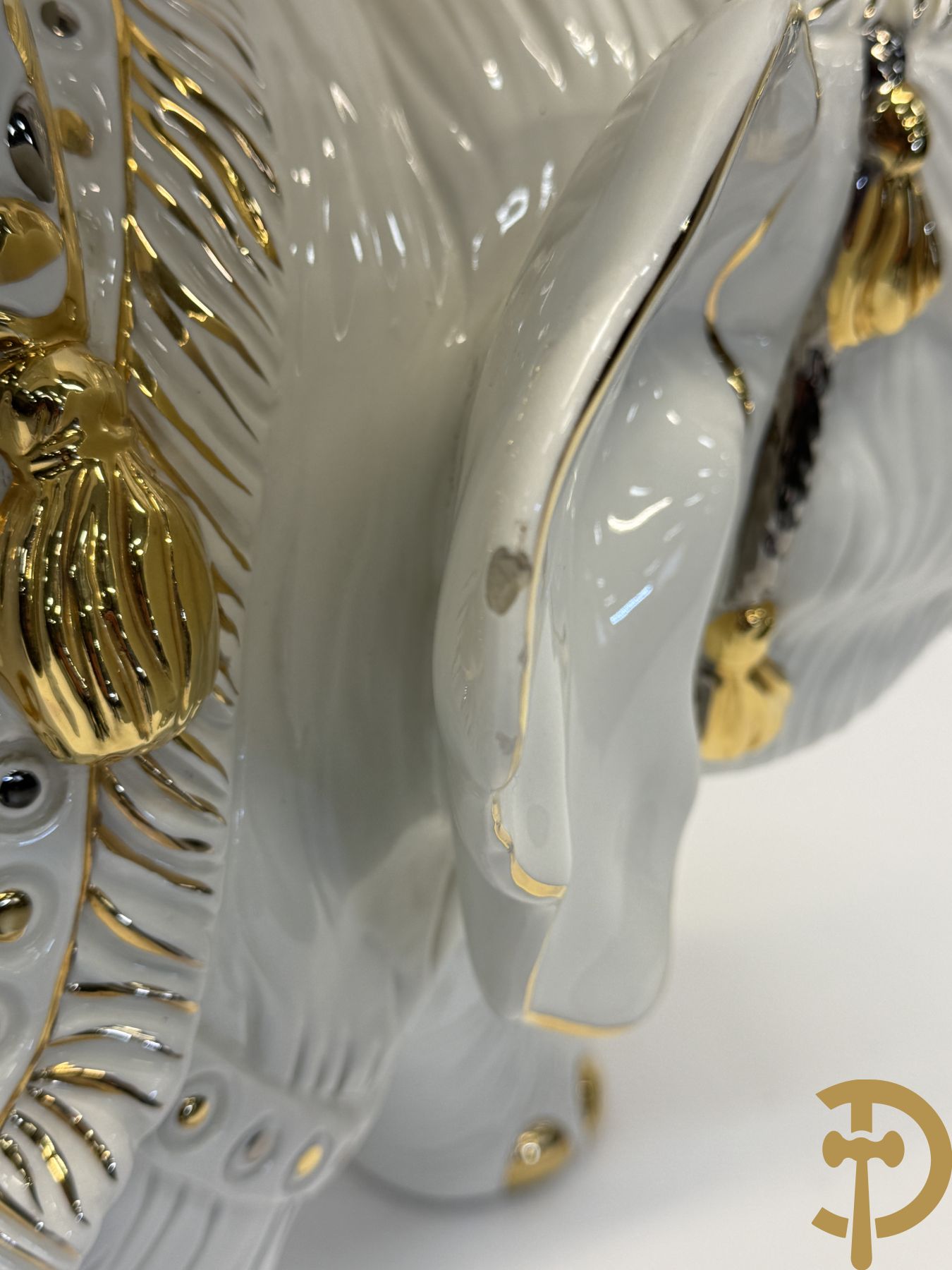 Porseleinen sierbeeld van olifant als staander met daarboven jongeman met bloemencachepot