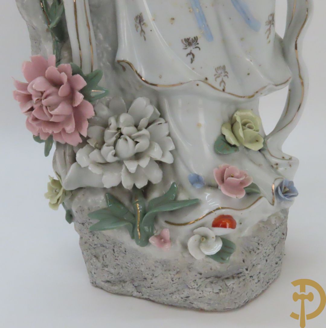 Chinese porseleinen geisha dame tussen de bloemen