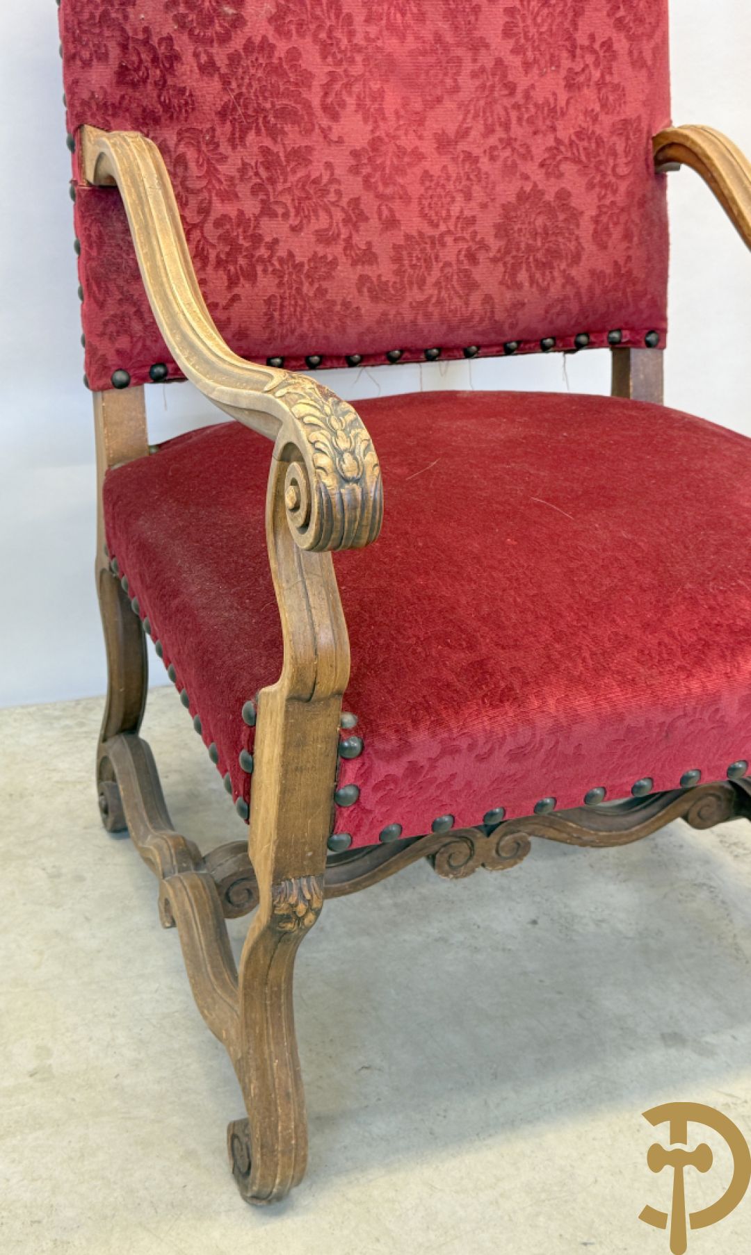 Paar armzetels met voluutvormige armleuningen, bordeaux stof, gesculpteerd met accanthusranken + Armzetel met bordeaux stof, vollutvormige armleunungen en gesculpteerd met accanthusranken