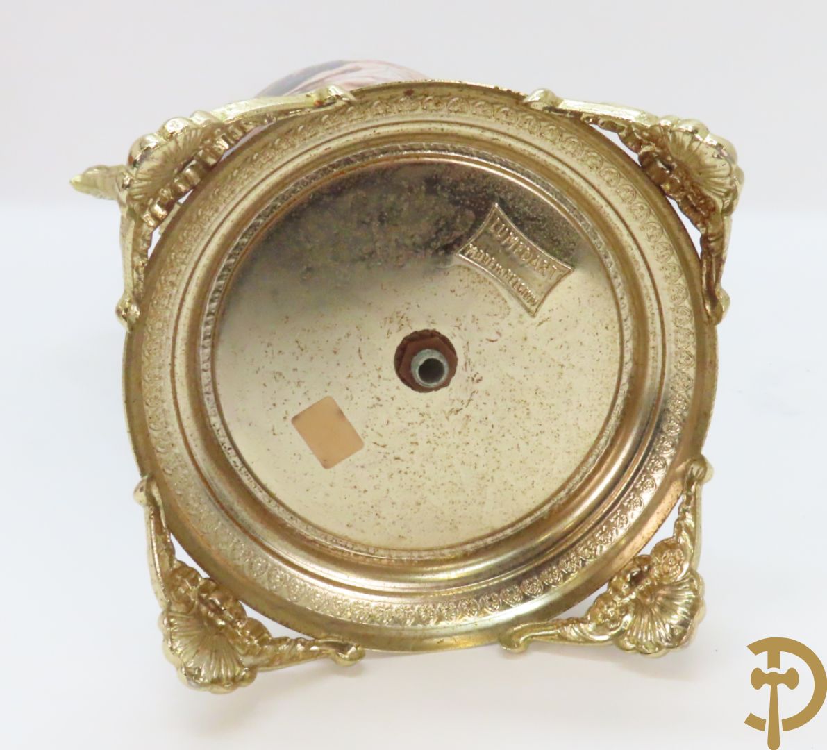 Twee porseleinen Stijl Sèvres cassolettes + dekselpotiche met bloemendecor + vijfarmige kandelaar Sèvres stijl, ACF