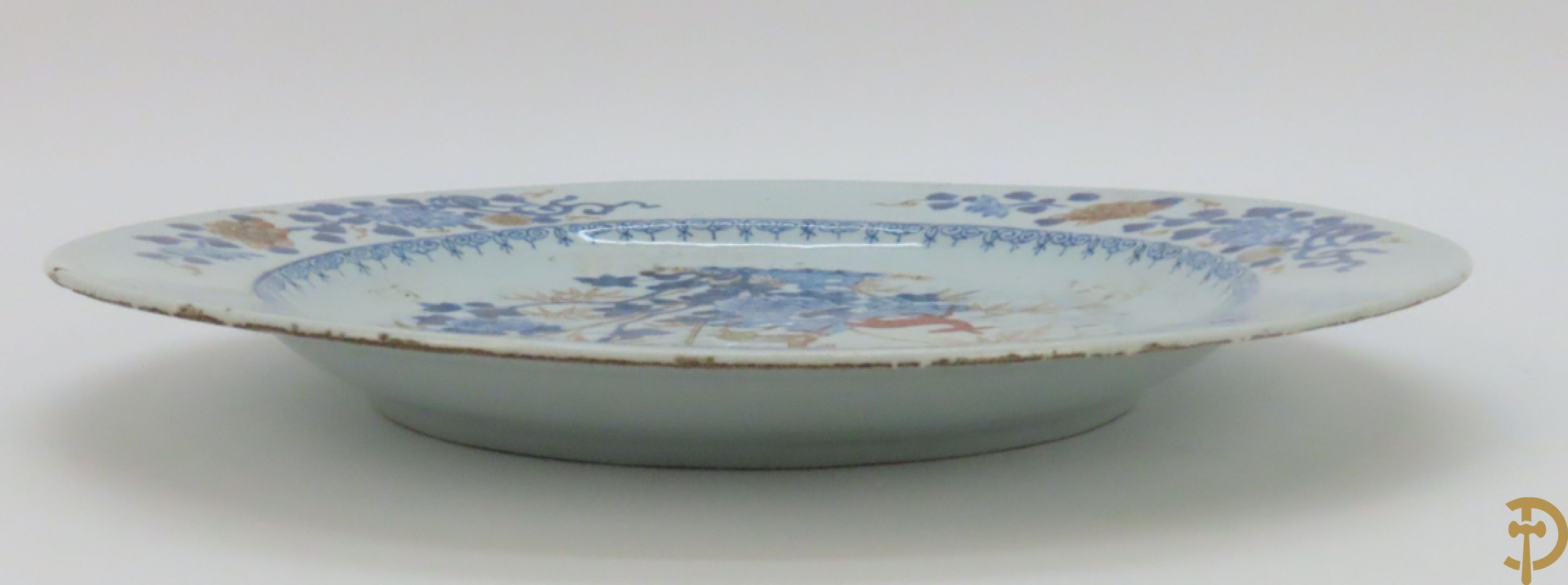 Porseleinen Imari bord met dierenmotieven in florale omgeving