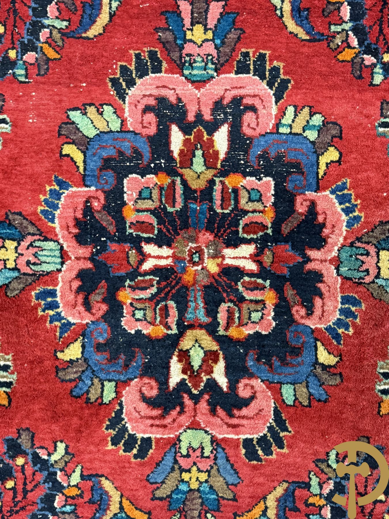 Oosters handgeknoopt tapijt met rode fond, bloemen en accanthusranken