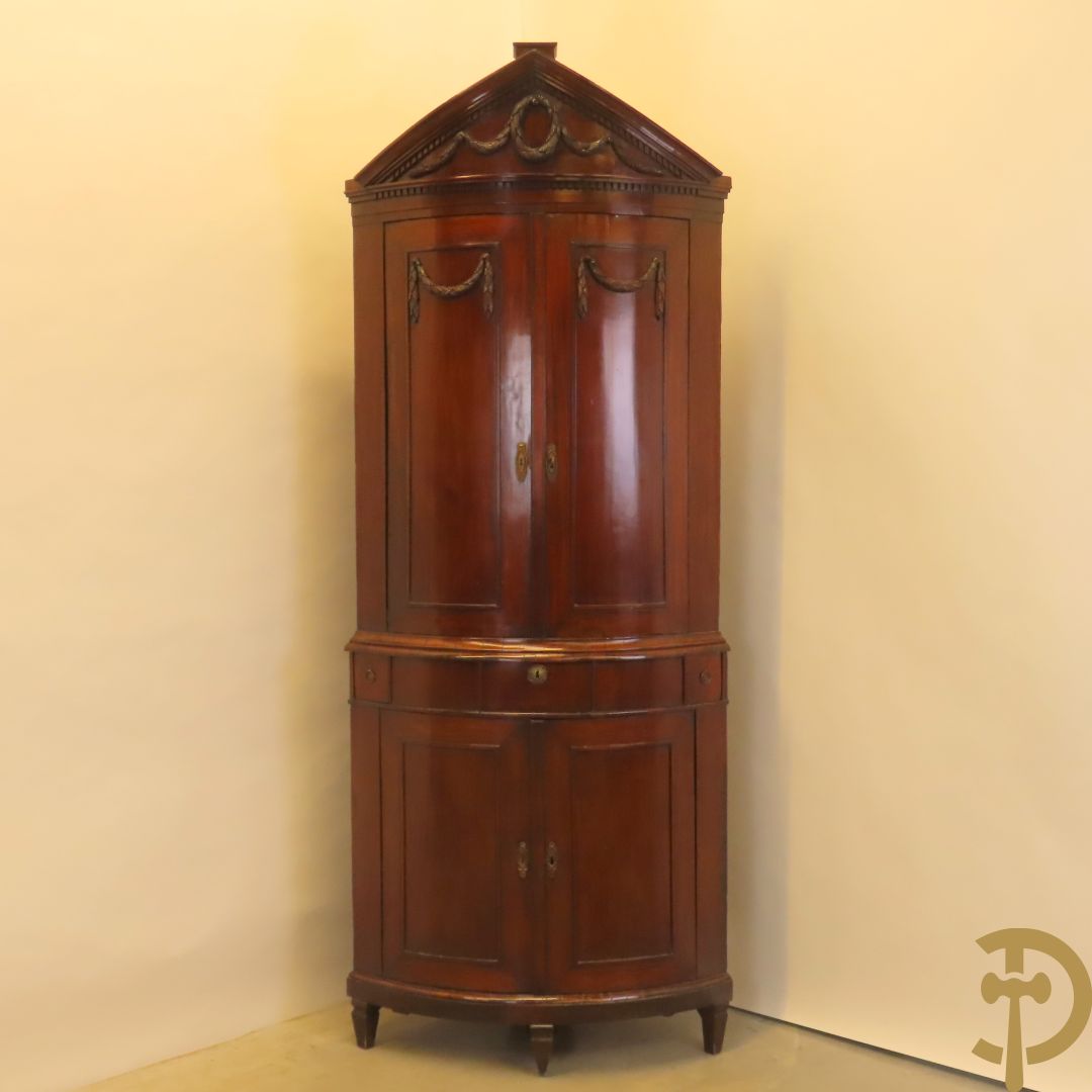 Mahoniehouten hoekkast met gebogen deuren - bovenaan met fronton en Louis XVI motieven, laat 18e