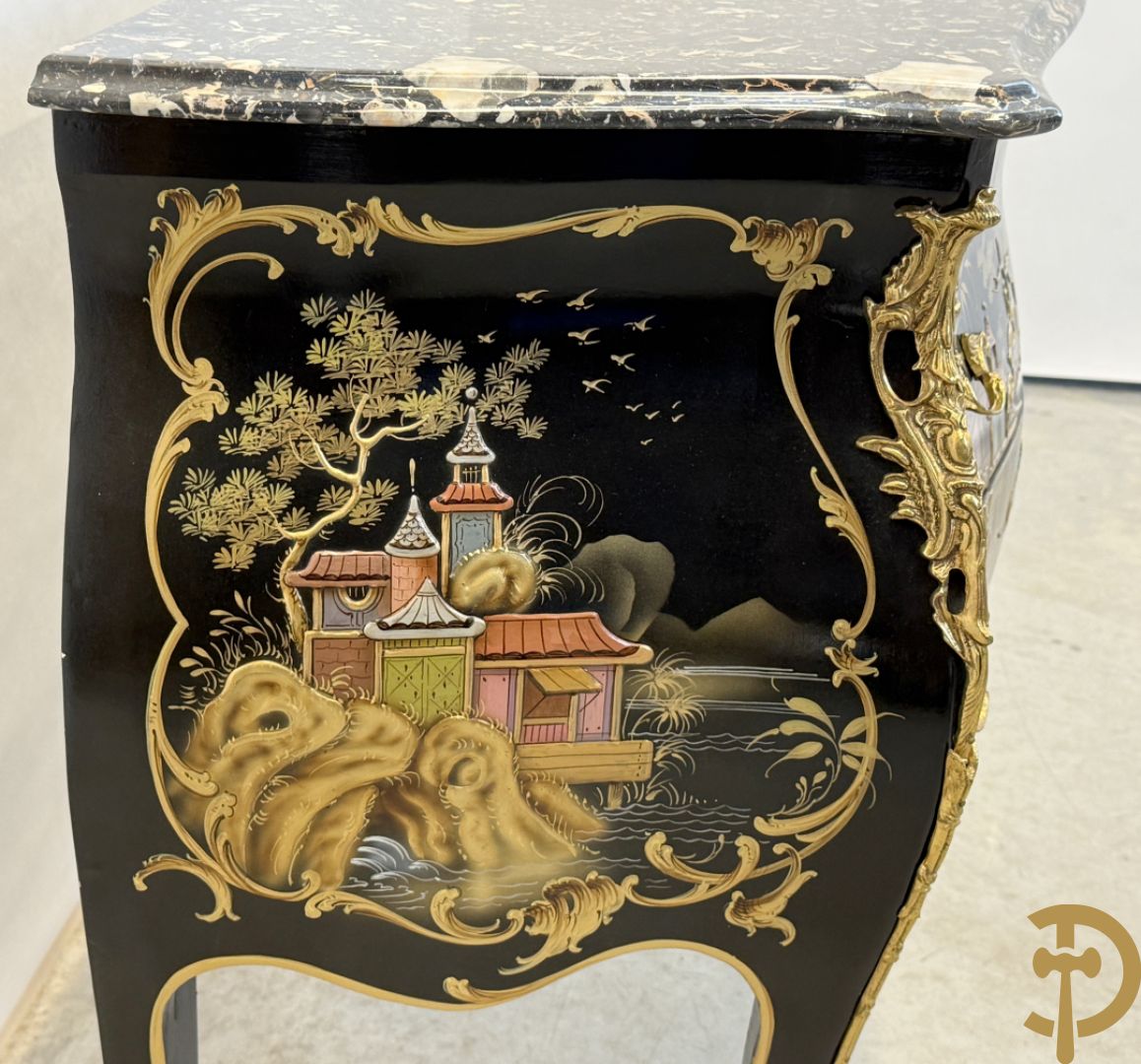 Zwartgelakte gebuikte tweeladencommode met Chinoiserie decor en marmeren blad
