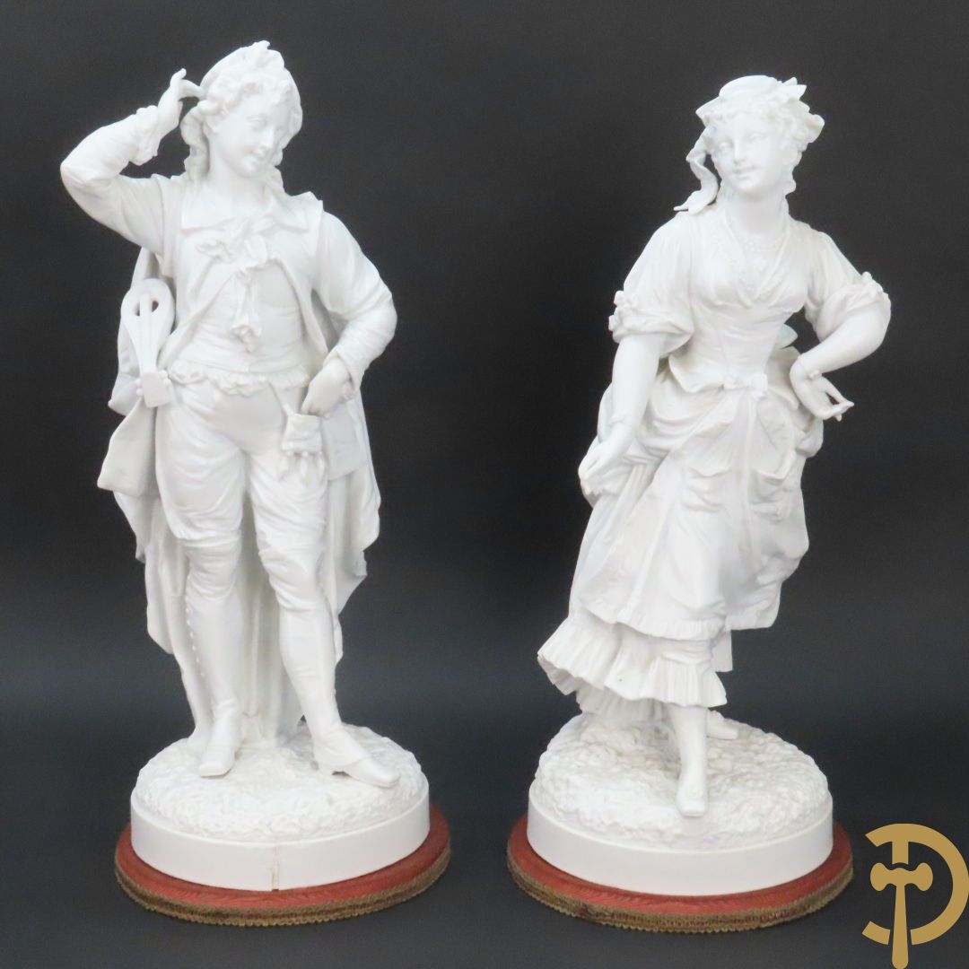 Paar grote witte biscuits van elegant koppel, onderaan gemerkt AM