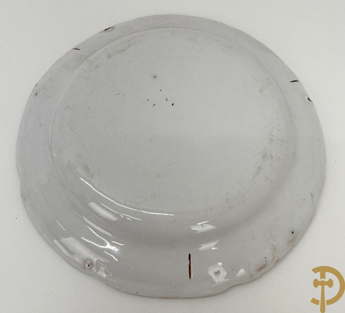 Paar polychrome Delftse zeshoekige dekselvazen met bloemen- en vogeldecor + 4 Strassbourgborden