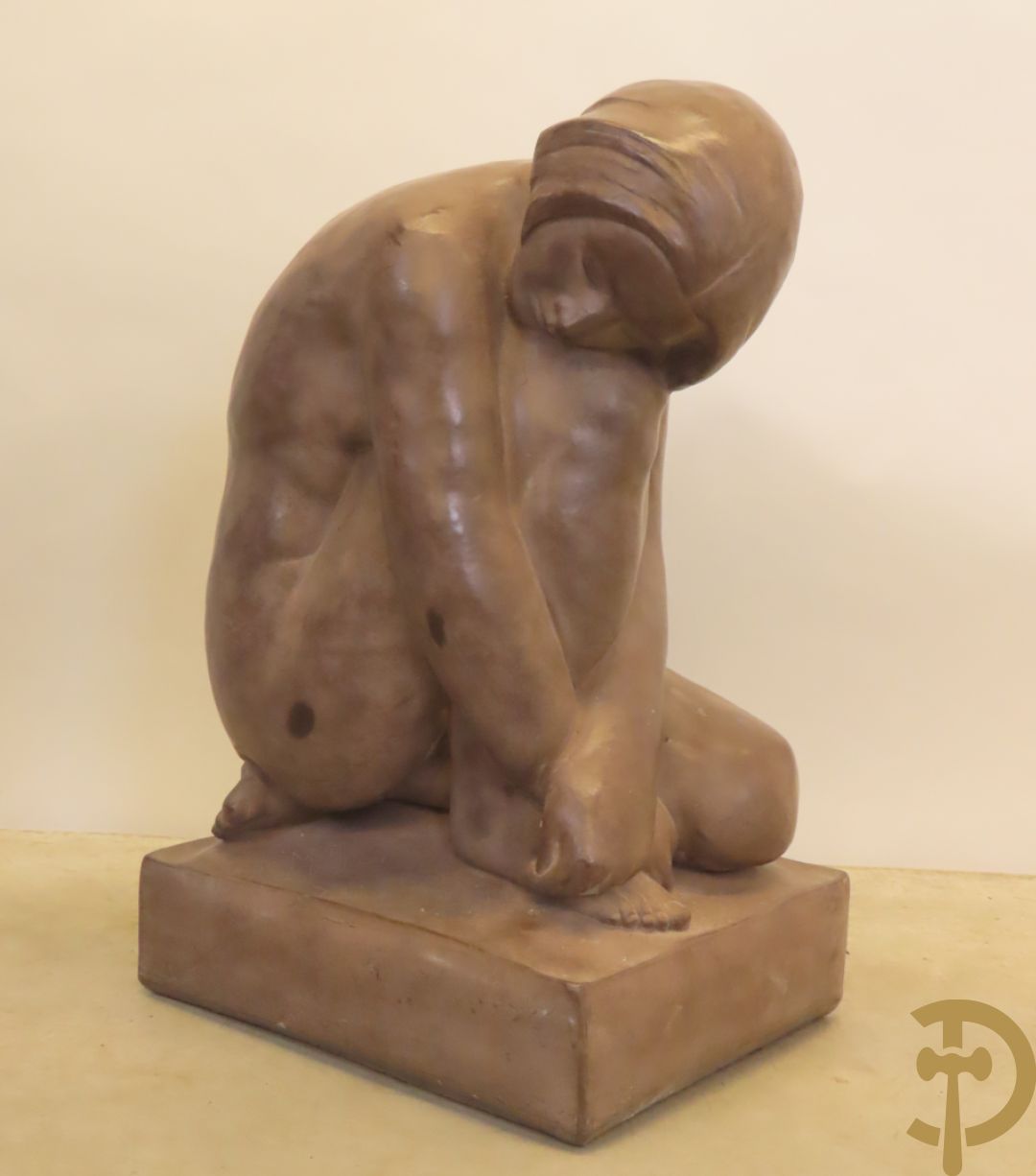 Geknielde zittende gepatineerde dame in composiet, Art deco stijl