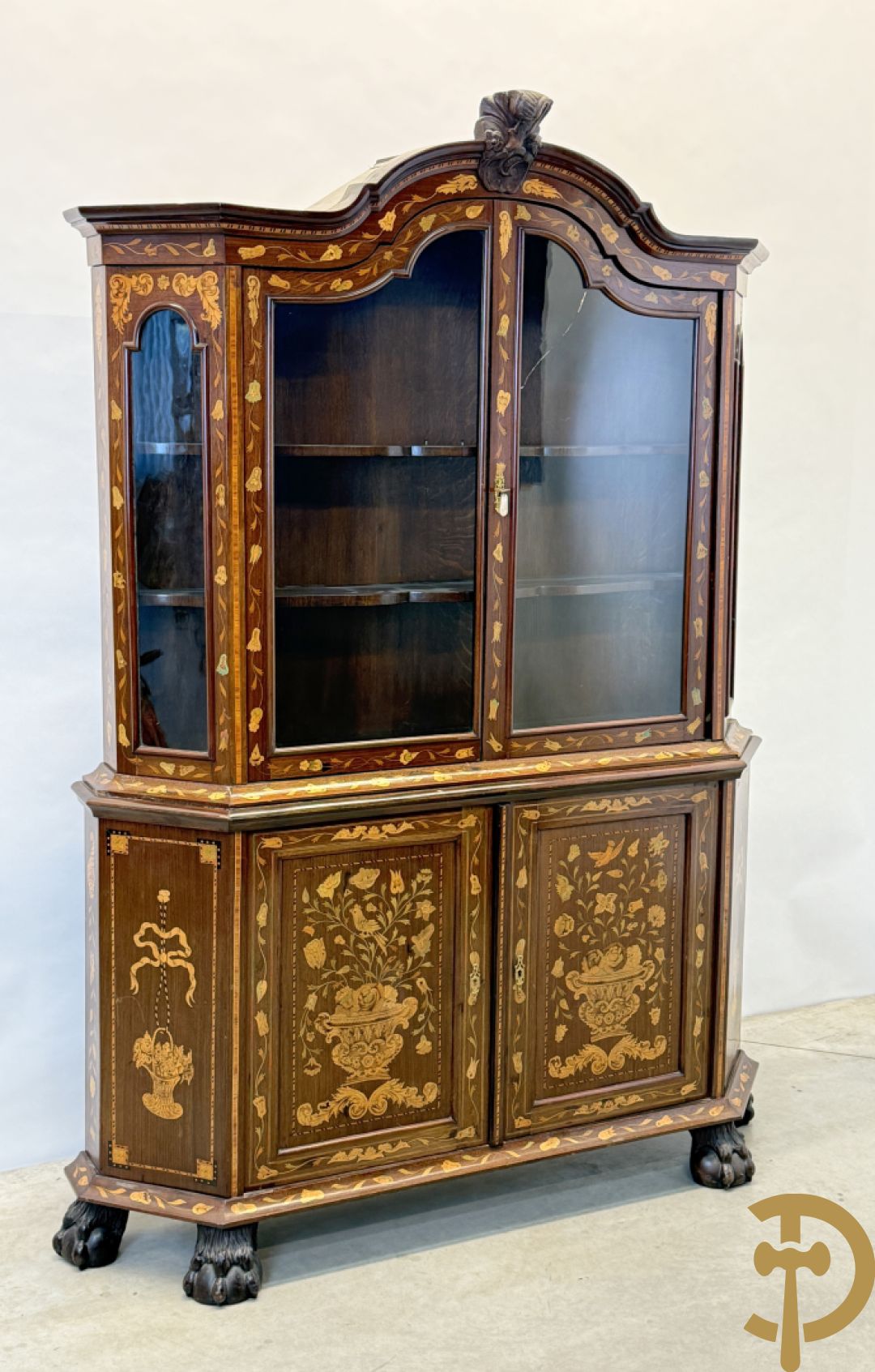 Hollandse vitrine met gemarketteerd bloementafereel, bovenaan met 2 beglaasde deuren en rocaille als kuif - onderaan met 2 gesloten deuren bezet met amforen, vogels en bloemenmarketterie