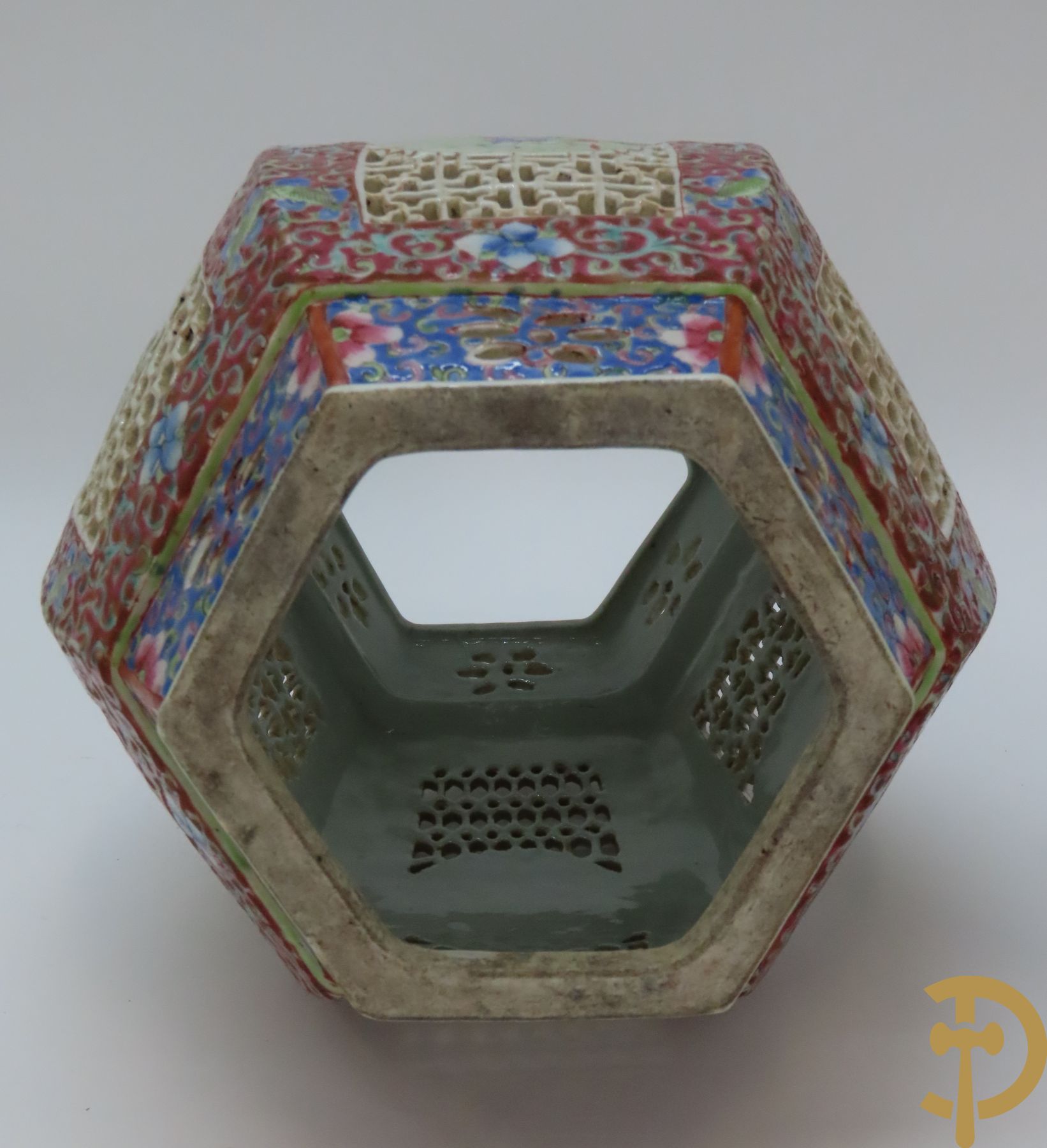 Chinese porseleinen geajoureerde zeshoekige lamp met geanimeerde scènes