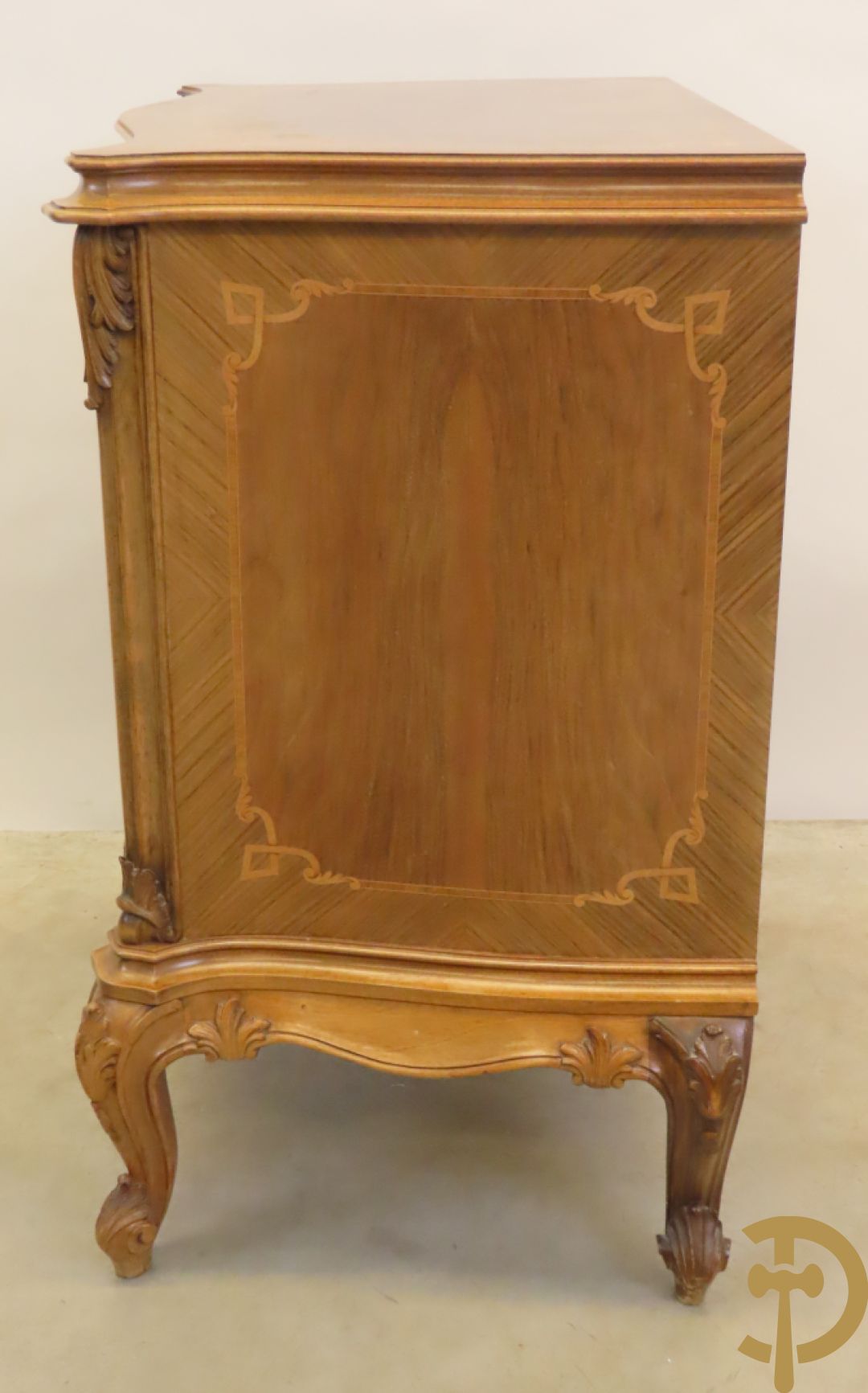 Notelaren vierladen commode met accanthusranken op voluutvormige poten