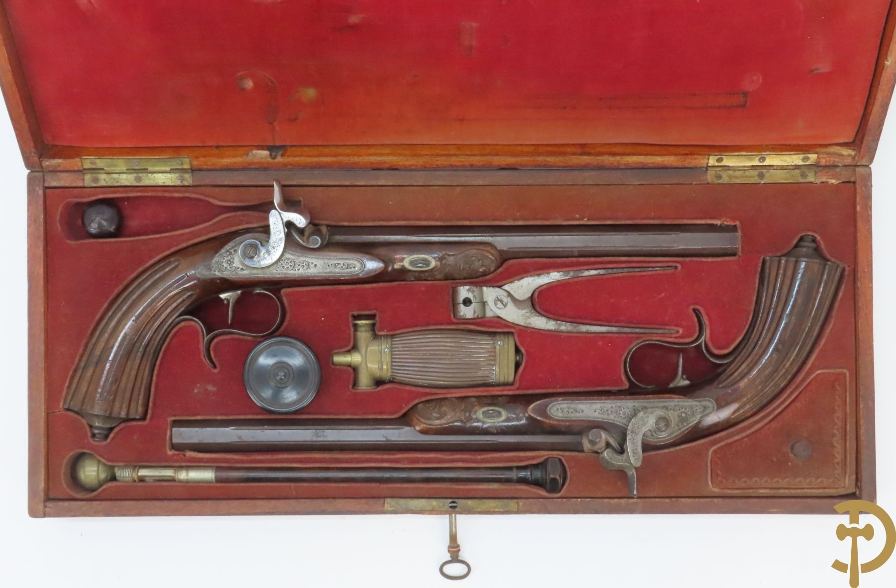 Antieke duelleerkoffer met paar percussie duelleerpistolen met notelaren handvat - (Antiek sierwapen daterend voor 1893 - kopers gebonden aan de Belgische wetgeving)