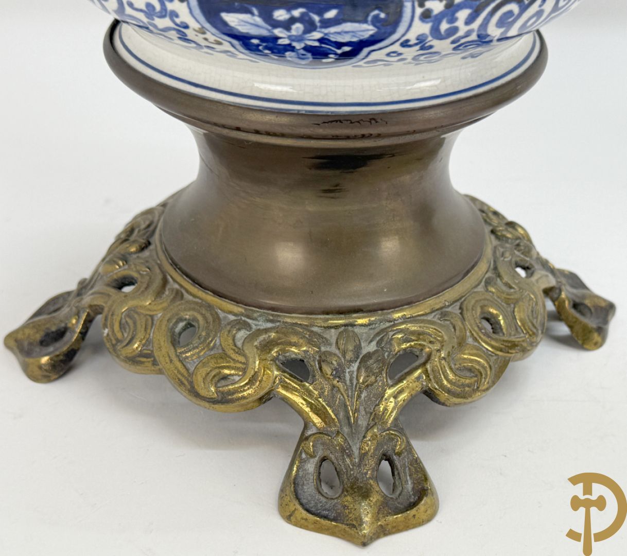 Driedelige garnituur met faience in Delftse stijl en bezet met koperen Jugendstil kandelaars, rond 1900