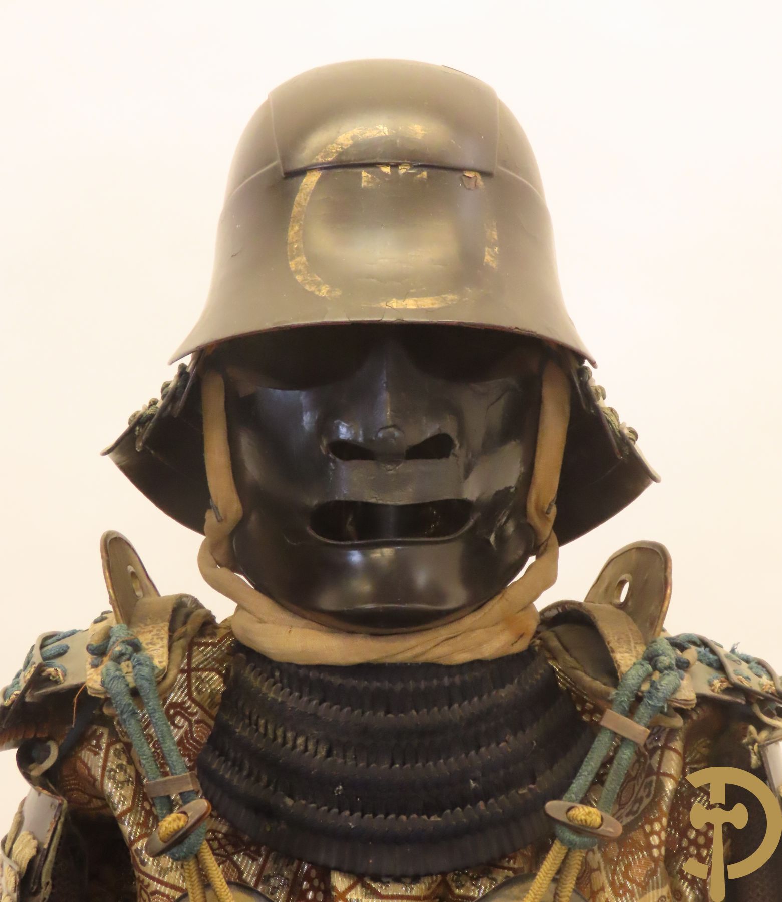 Aziatische antieke samurai uitrusting met helm gemonteerd op statief - type Okegawa Gusoku van ijzer en Kusari in leder.