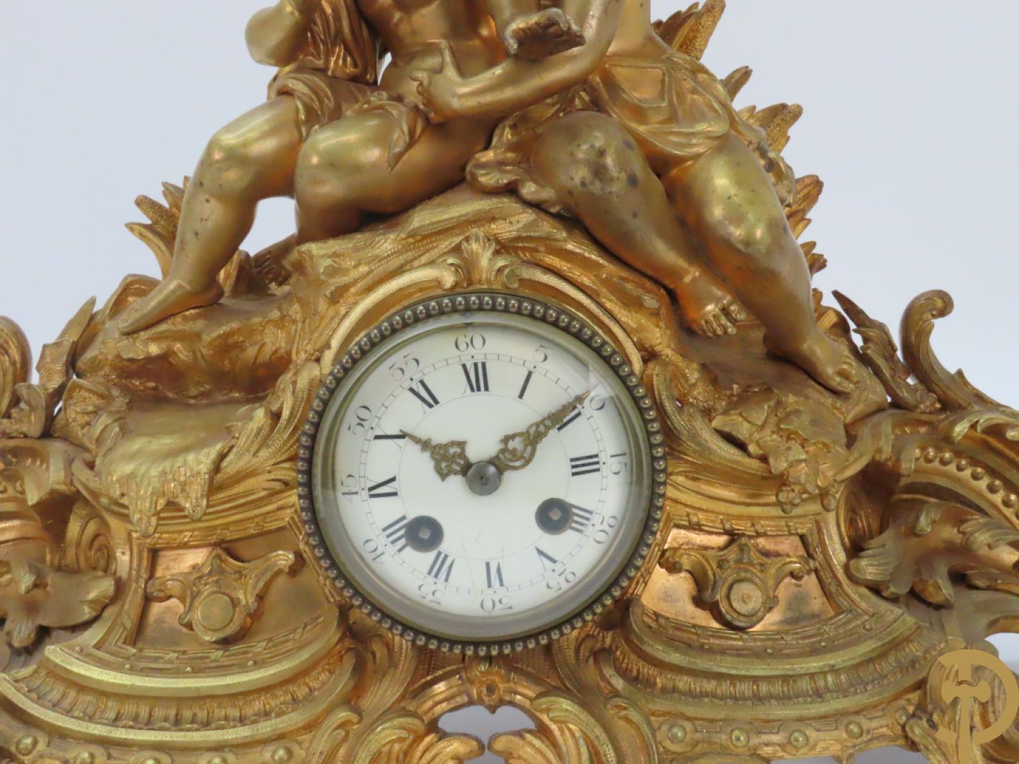 Bronzen schouwklok bezet met 2 cupido