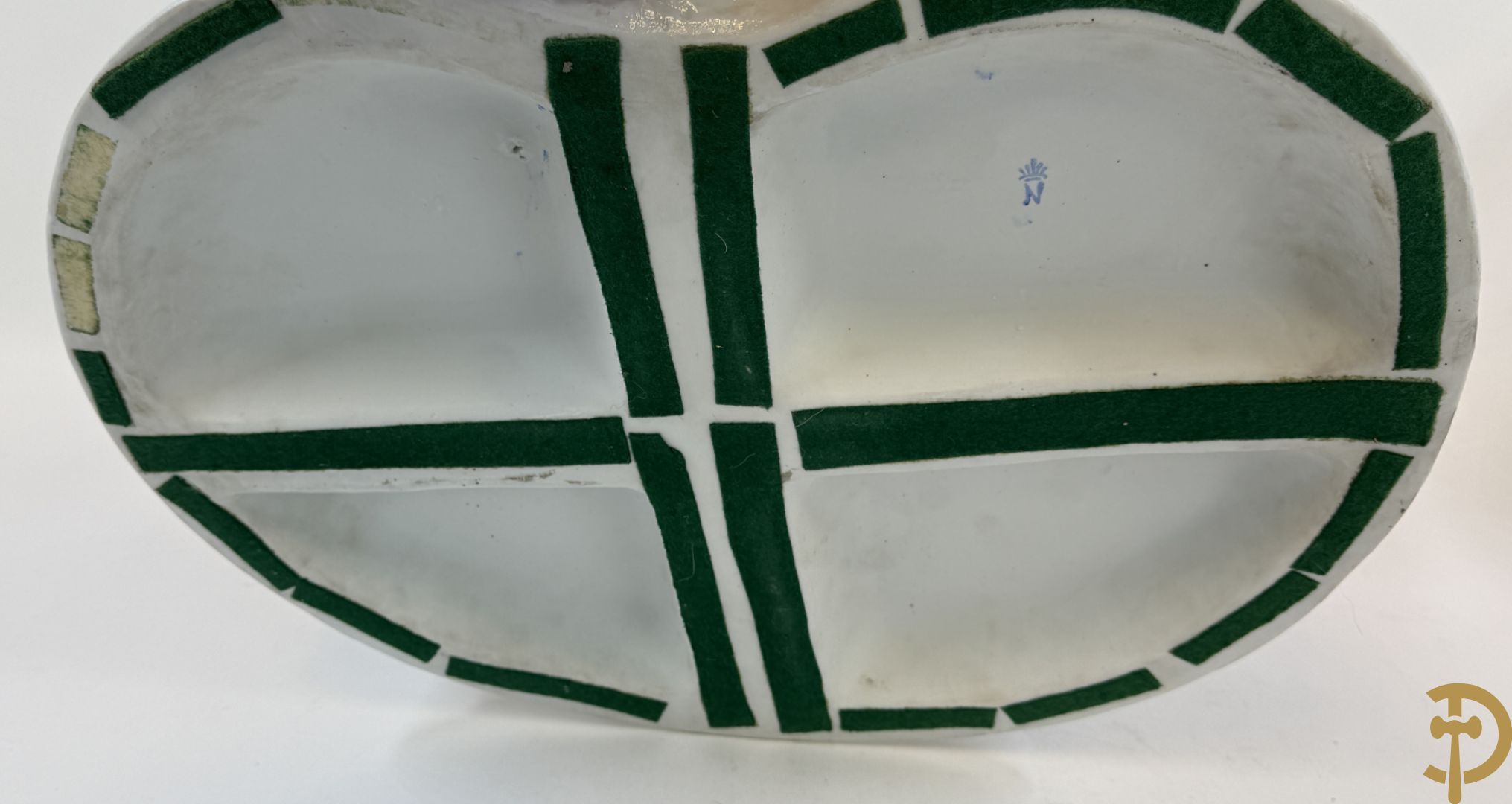 Twee grote Italiaanse groepen in 
gekleurde biscuit : jongens plukken appels - onderonsje aan tafel + 4 groepen in gekleurde Italiaanse biscuit