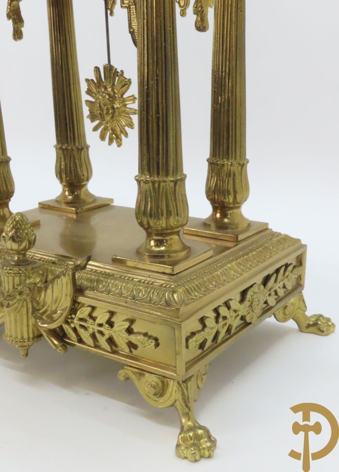 Driedelige bronzen garnituur bestaande uit middenstuk met 4 gecanneleerde zuilen en adelaar bezet + paar kandelaars