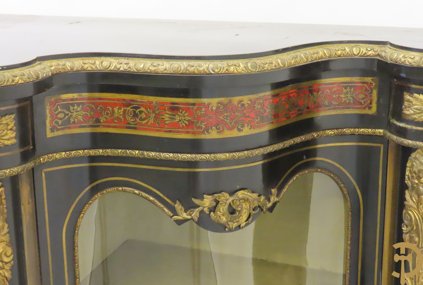 Groot Napoleon III dressoir met centrale deur bezet met medaillon in Boulletechniek - zijdelings met deuren in vitrineglas - bezet met bronzen ornamenten