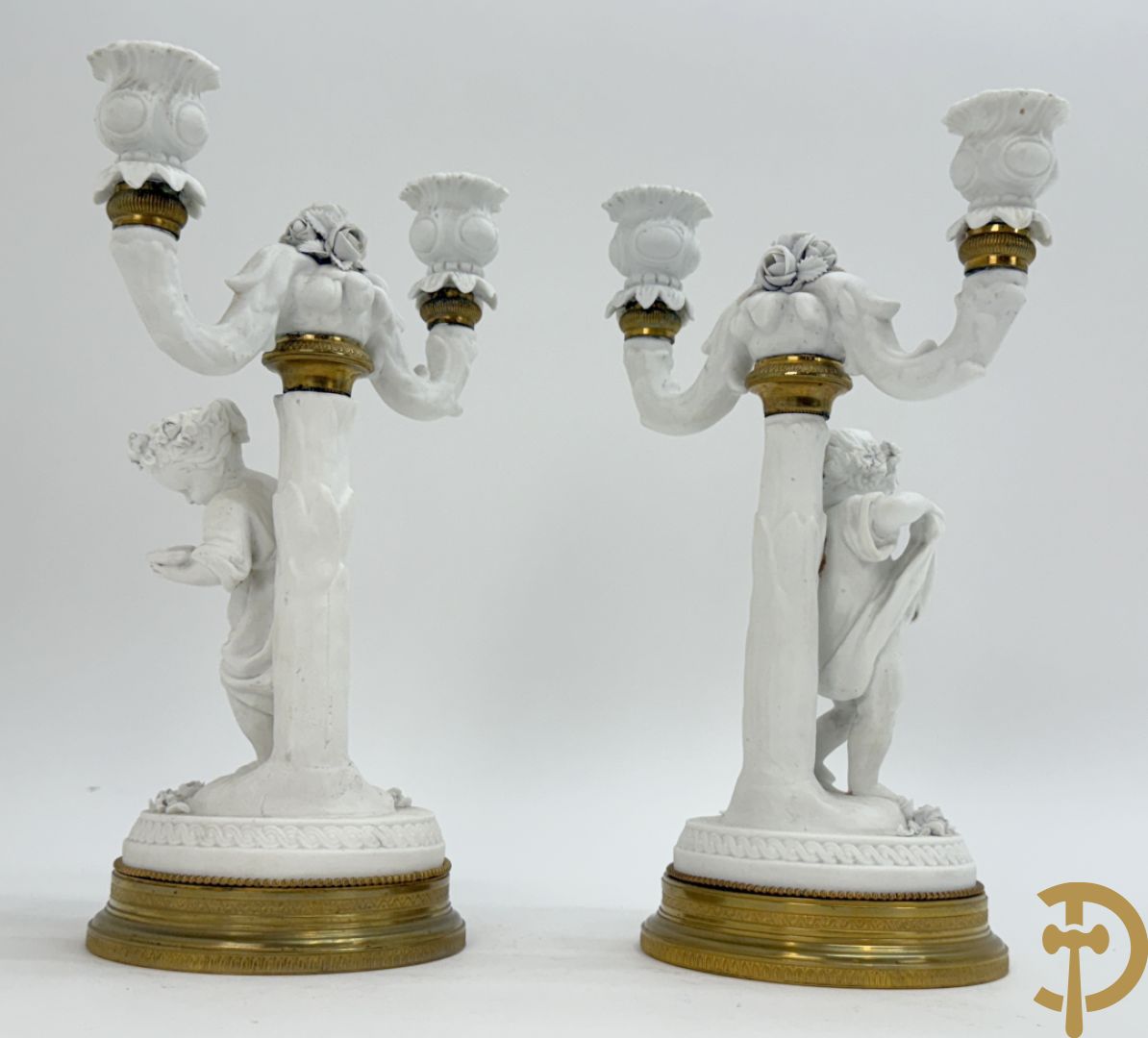 Paar biscuit kandelaars met cupido