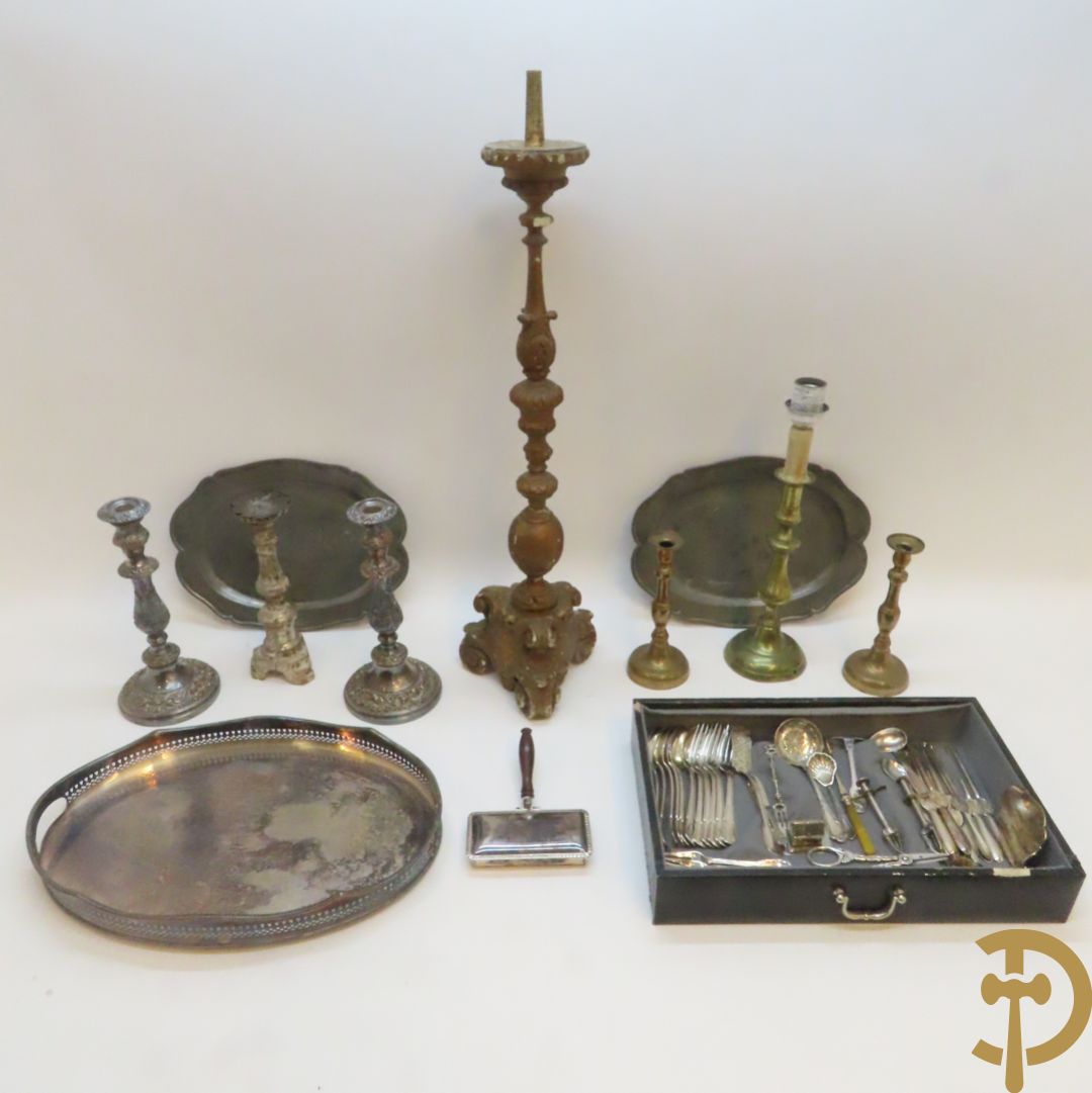 Reeks verzilverde kandelaars met rocailles + paar koperen kandelaars + houten kandelaar + 2 tinnen schotels + bestek e.a.