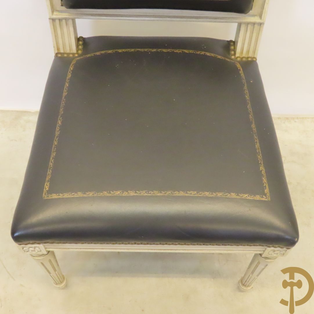 Notelaren eetkamer Louis XVI stijl bestaande uit vijfdeursdressoir met bloemenmarquetterie, bronsbeslag en wit marmeren blad, ovale uittrekbare tafel, 6 stoelen met leder bekleed en gegalbeerde vitrine met geslepen ruitjes