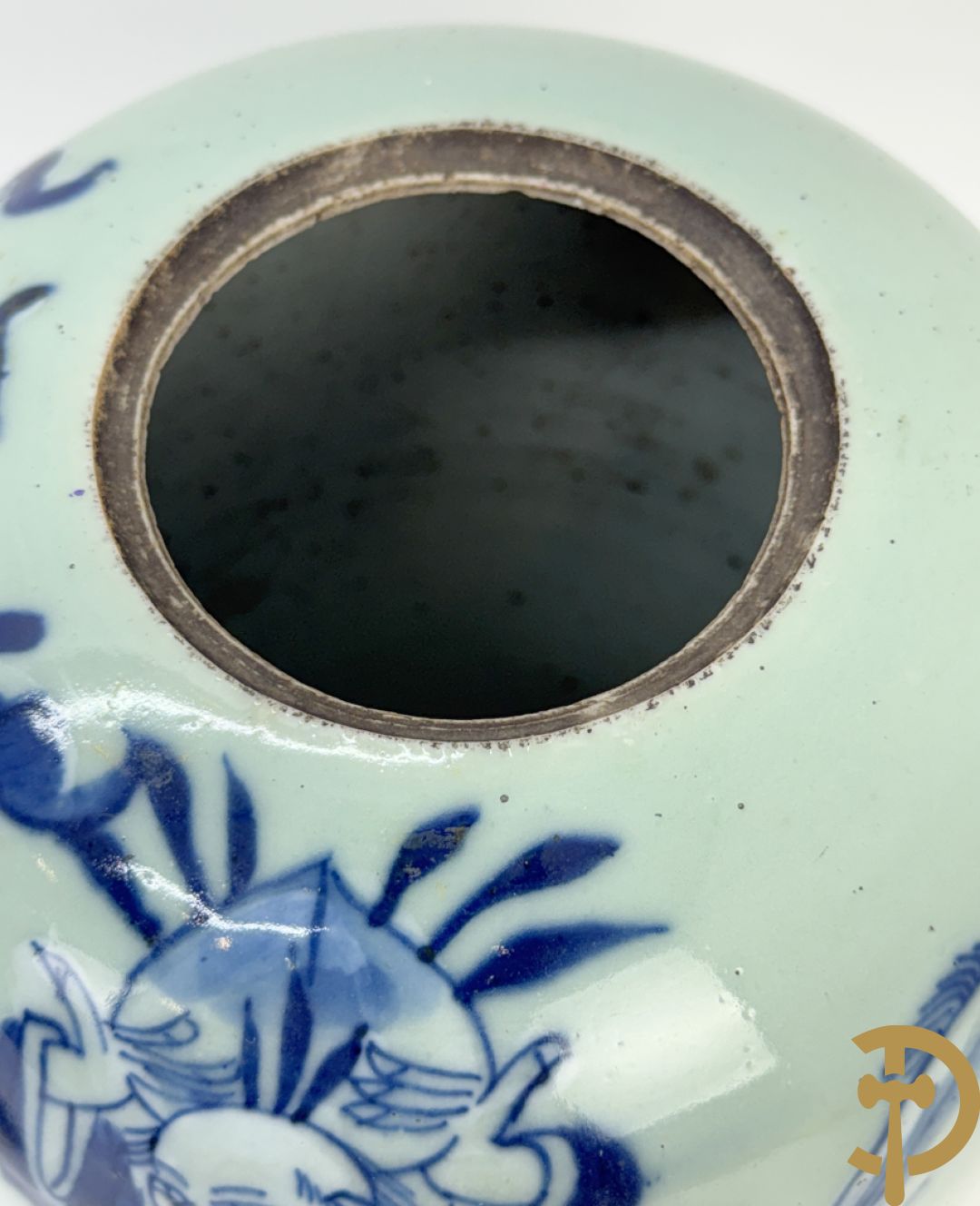 Chinese blauw/wit dekselpotiche met wijsgeer en dansende personages