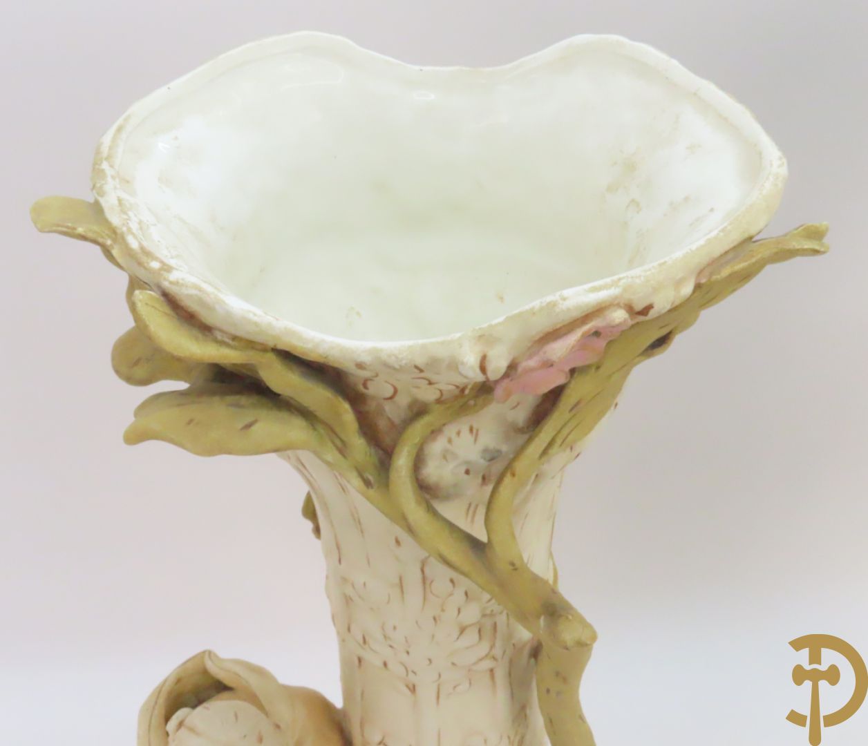 Paar Royal Dux vazen met herderpaar, gemerkt onderaan