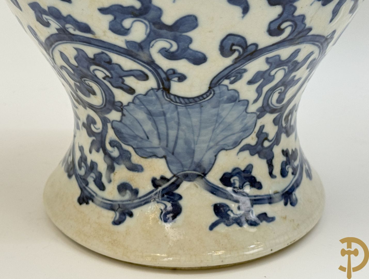 Paar Chinese dekselpotiches in blauw wit porselein met bloemendecor en accanthusranken