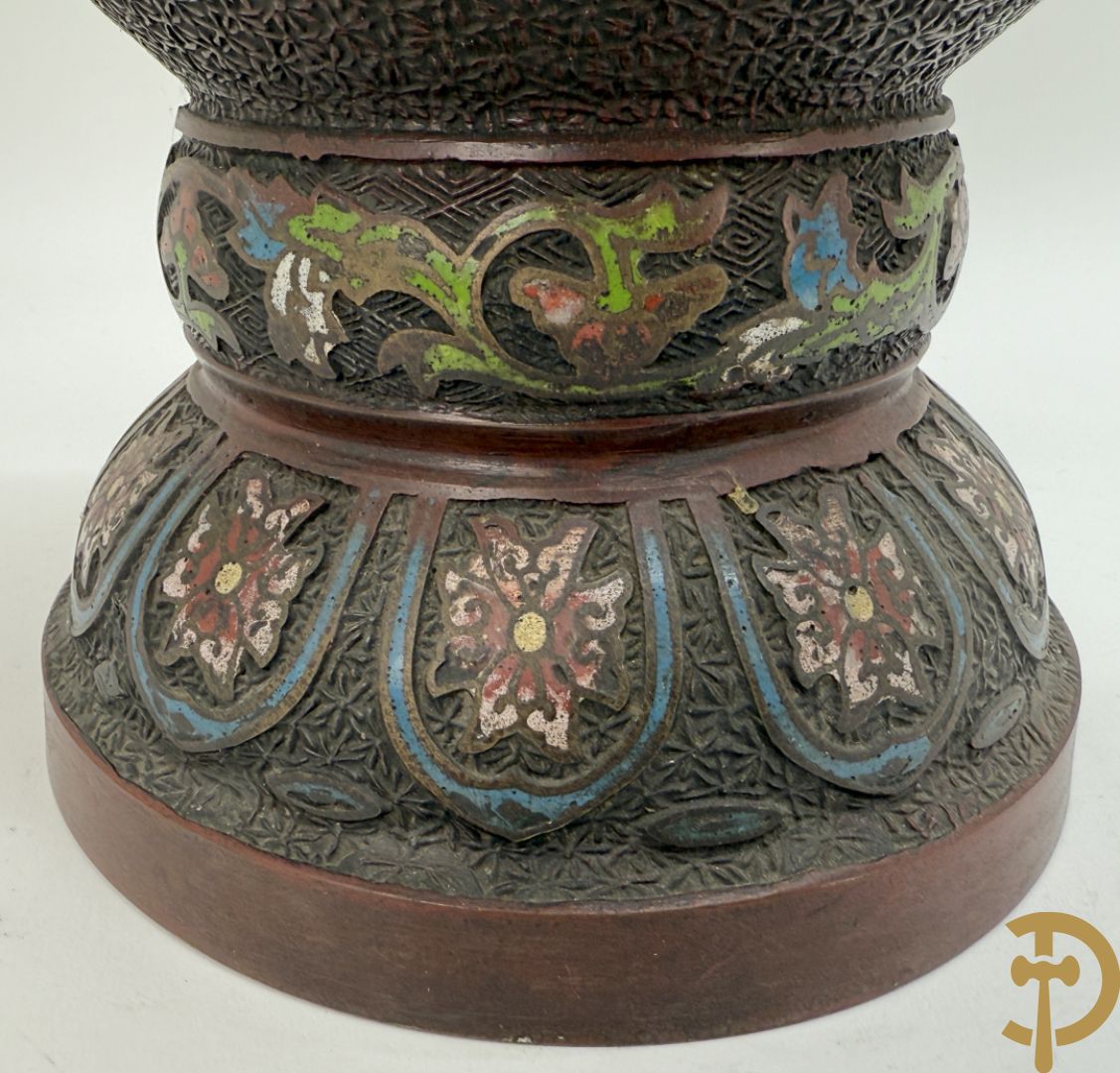 Japanse cloisoné vaas met fo-hond en bloemenmotieven