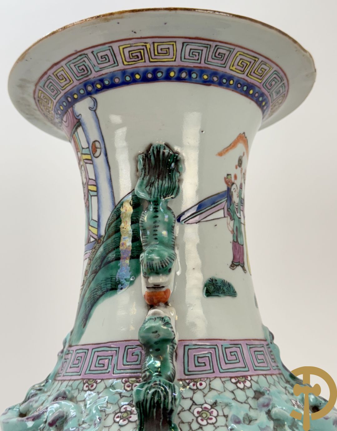 Chinese porseleinen vaas met dubbel decor van geanimeerd interieurzicht en mannen op paarden