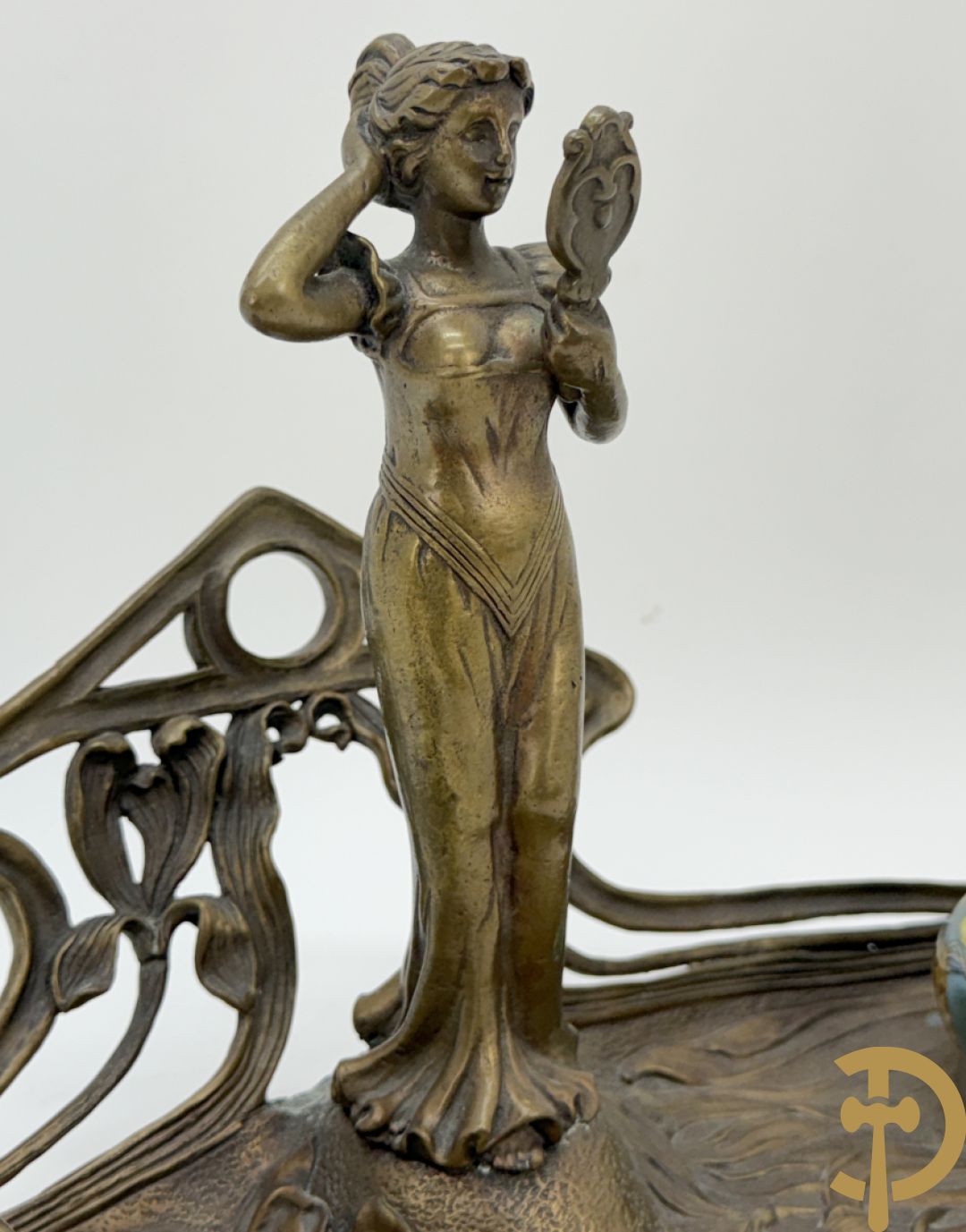 Bronzen inktstel bezet met staande dame met opmaakspiegel en zijdelings met 2 encriers, Art Nouveau stijl