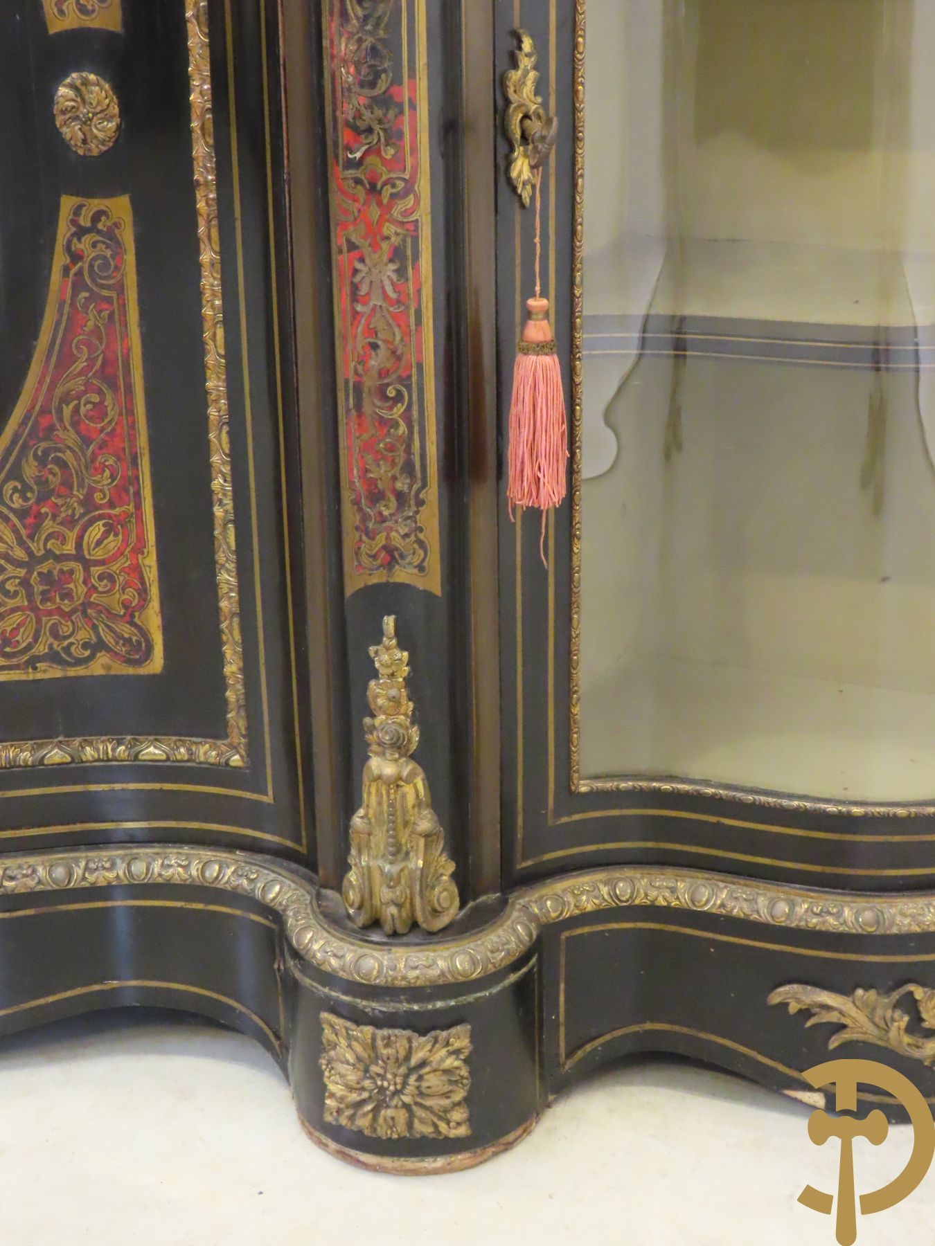 Groot Napoleon III dressoir met centrale deur bezet met medaillon in Boulletechniek - zijdelings met deuren in vitrineglas - bezet met bronzen ornamenten