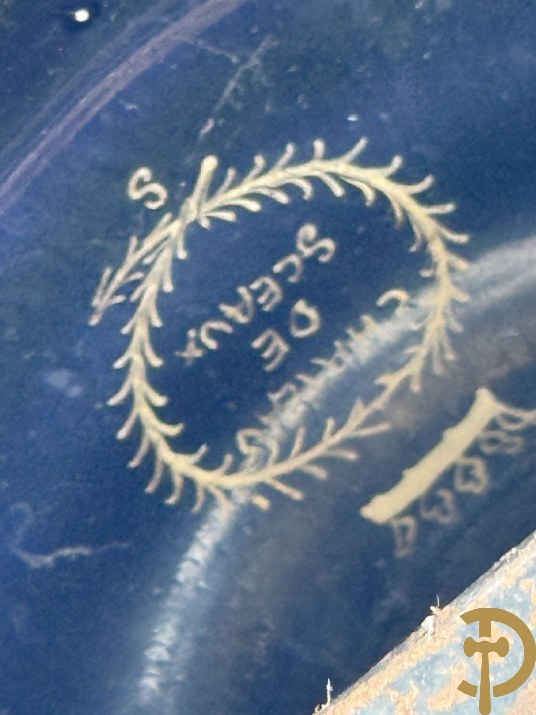 Paar porseleinen Sèvres cassolettes met handbeschilderd romantisch decor op blauwe fond, zijdelings met bronzen zwanen, Chateaux de Sceaux  gemerkt onderaan, Missant J. getekend