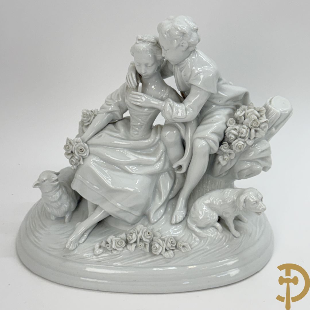 Milieu de table in porselein met bloemendecor + geajoureerde porseleinen Limoges coupe + porseleinen vaasje met cupido