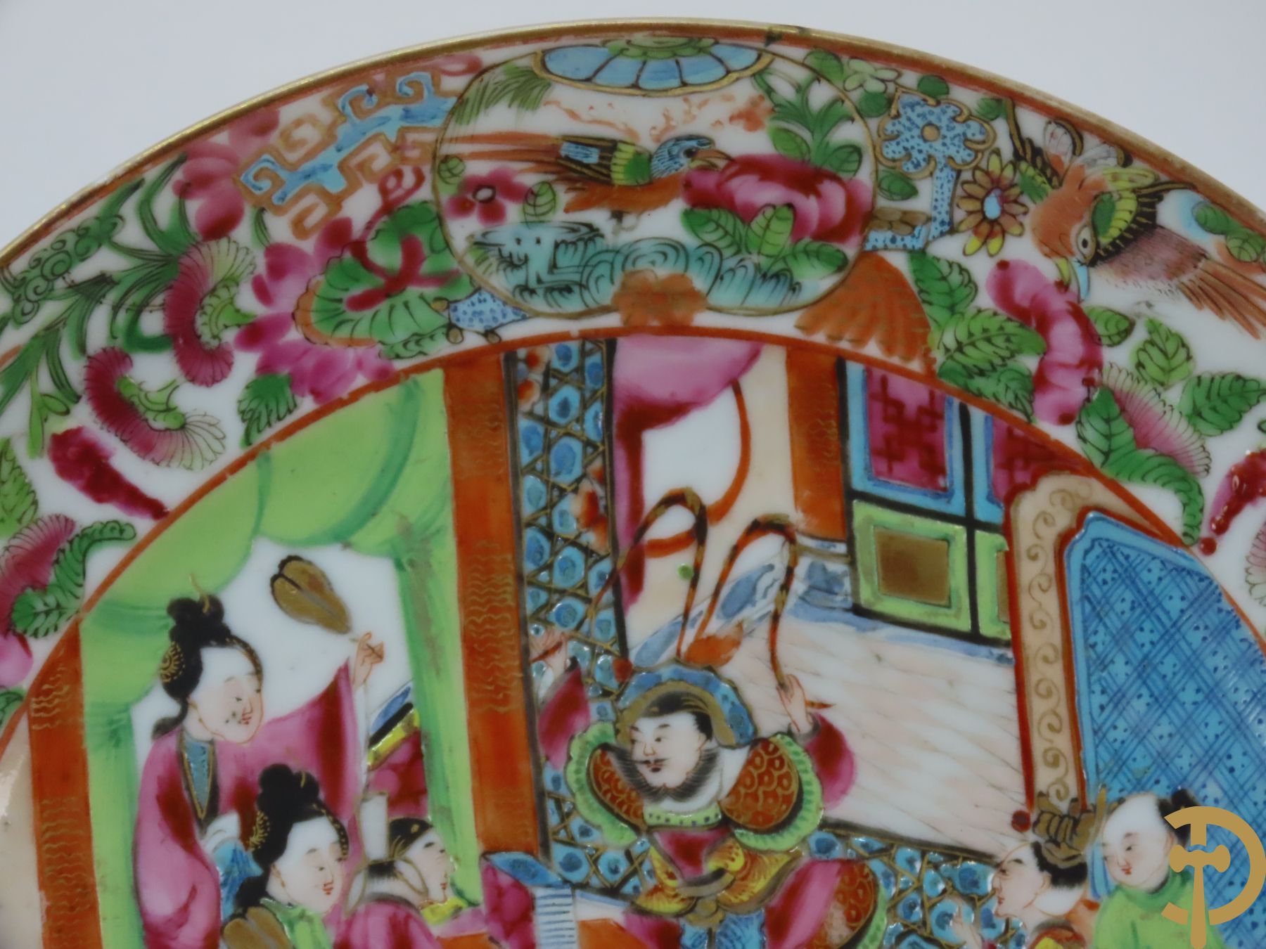 Drie Chinese porseleinen kantonbordjes met centraal geanimeerde scène omringd door vogel- en bloemendecor