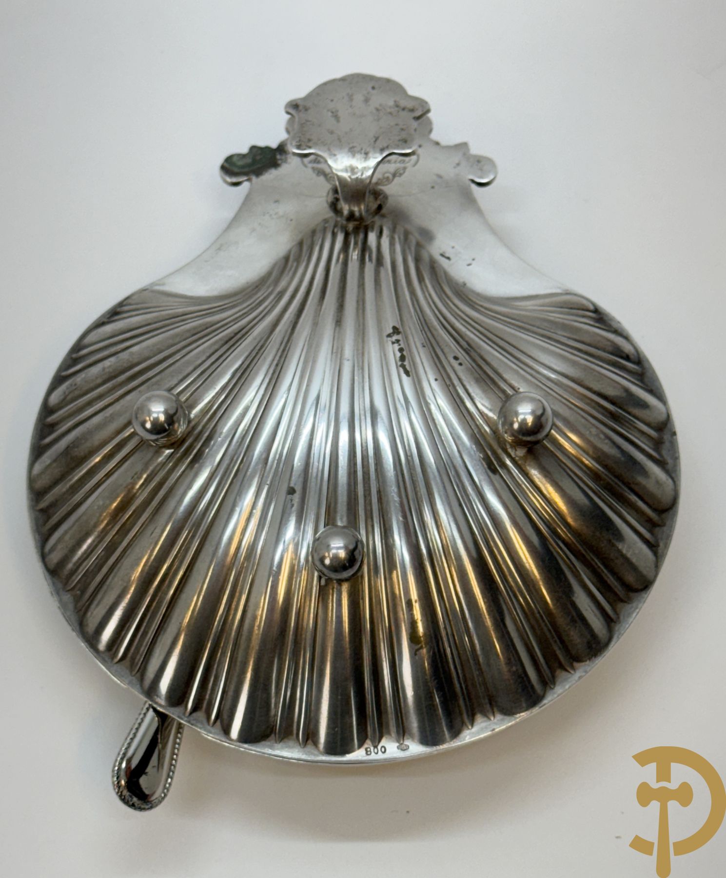 Massief zilveren schelp met lepeltje + 2 openklapbare   sucriers + peper- en zoutstel + mosterdpotje met zilveren omhulsel