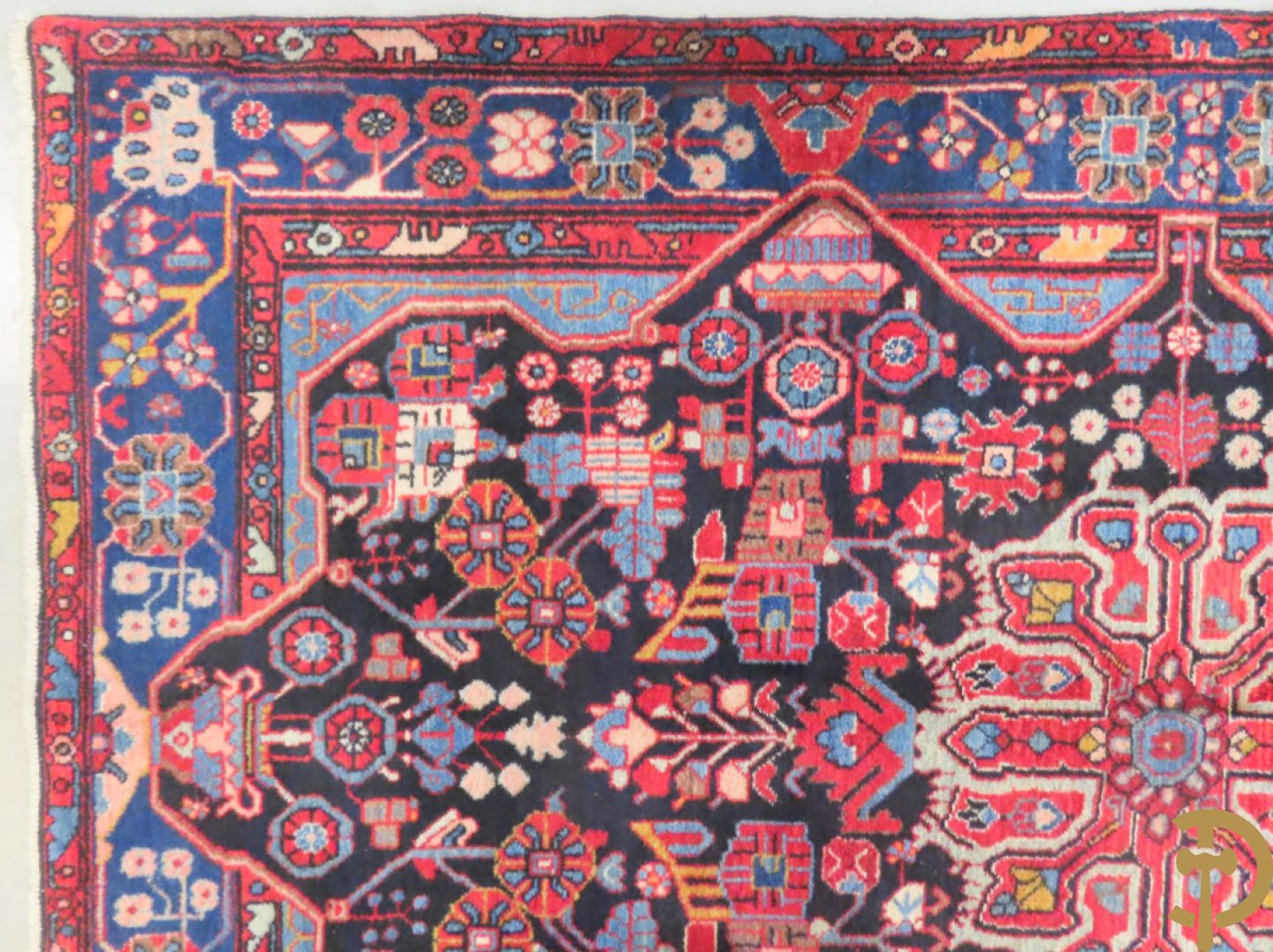 Handgeknoopt oosters tapijt met decor van bloemen in amfoor