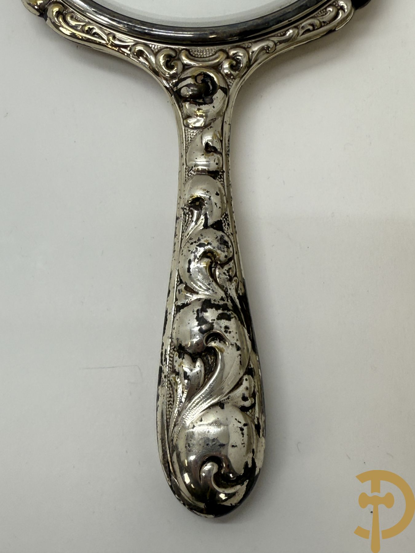 Notelaren box met bronzen ornamenten bezet + verzilverde opschikspiegel en borstelset met rocailles