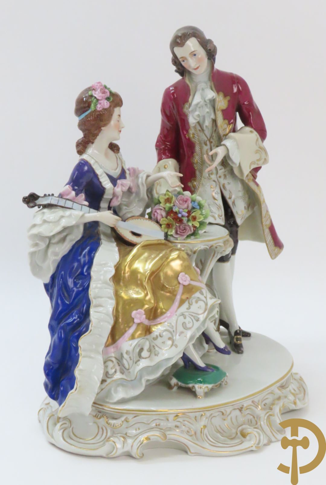 Porseleinen groep met zittende dame bij mandoline en heer met boeket bloemen, achteraan gemerkt Sax