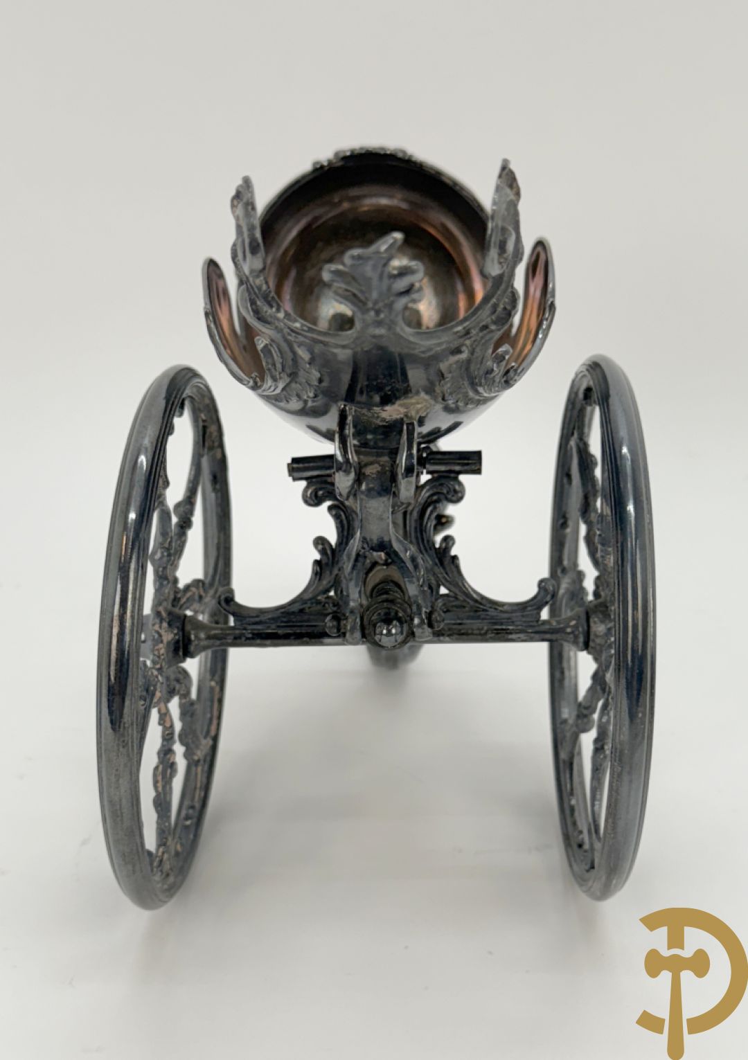 Paarse en rood gekleurde kristallen karaf Val-Saint-Lambert + 2 Boheemse karaffen + verzilverde decanteur met Louis XV motieven