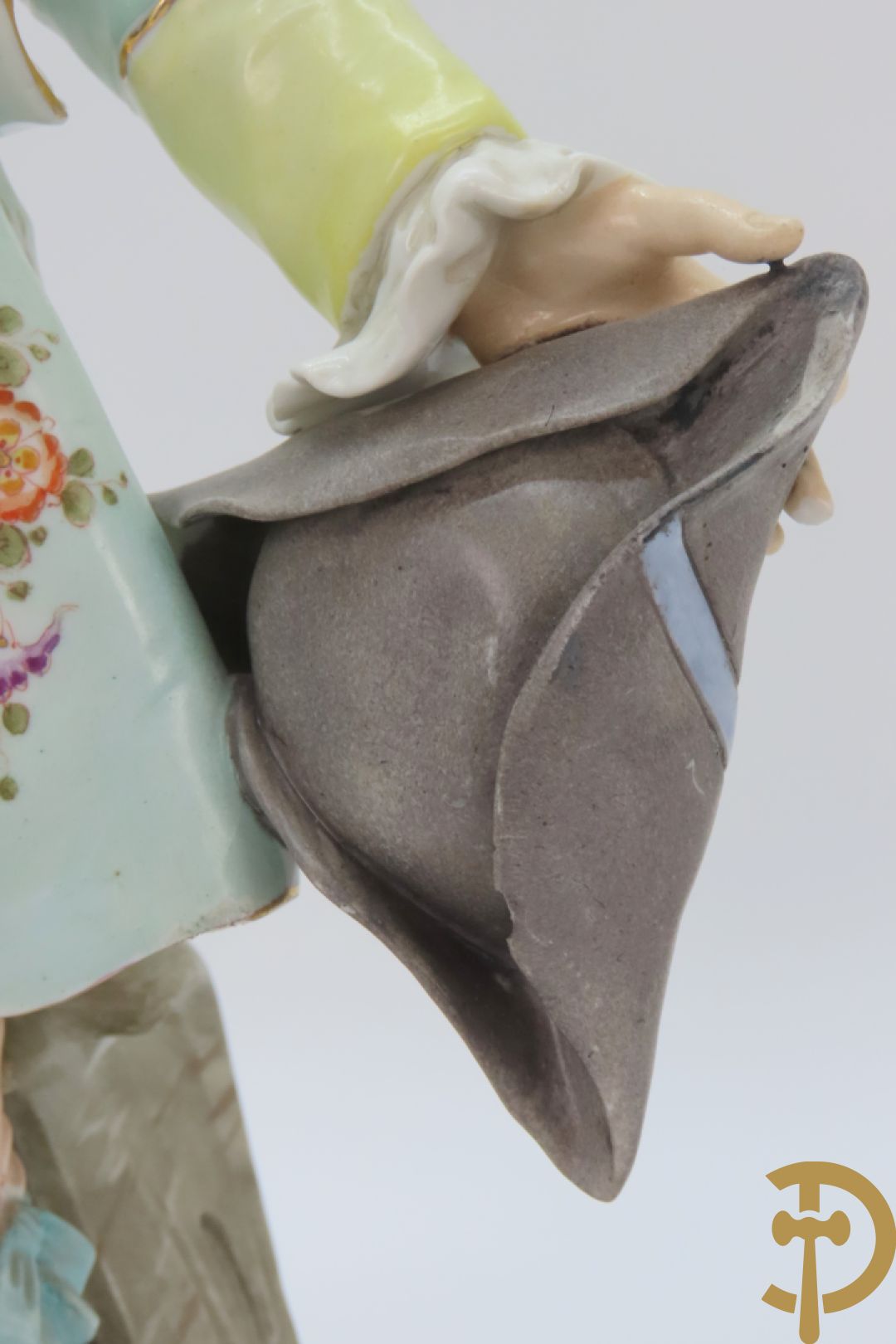 Paar meerkleurige porseleinen beelden van romantisch koppel , onderaan gemerkt