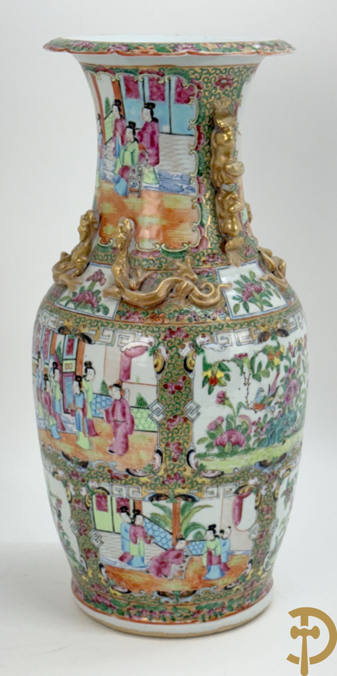 Chinese porseleinen Kanton vaas met geanimeerde taferelen en natuurdecor