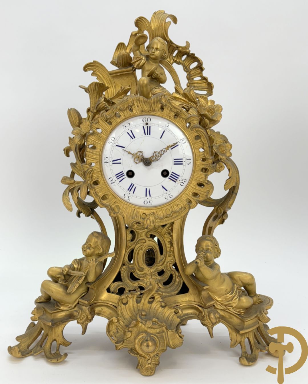 Driedelige vuurvergulde bronzen garnituur, Louis XV stijl, bestaande uit middenstuk met klok omgeven door musicerende cupido