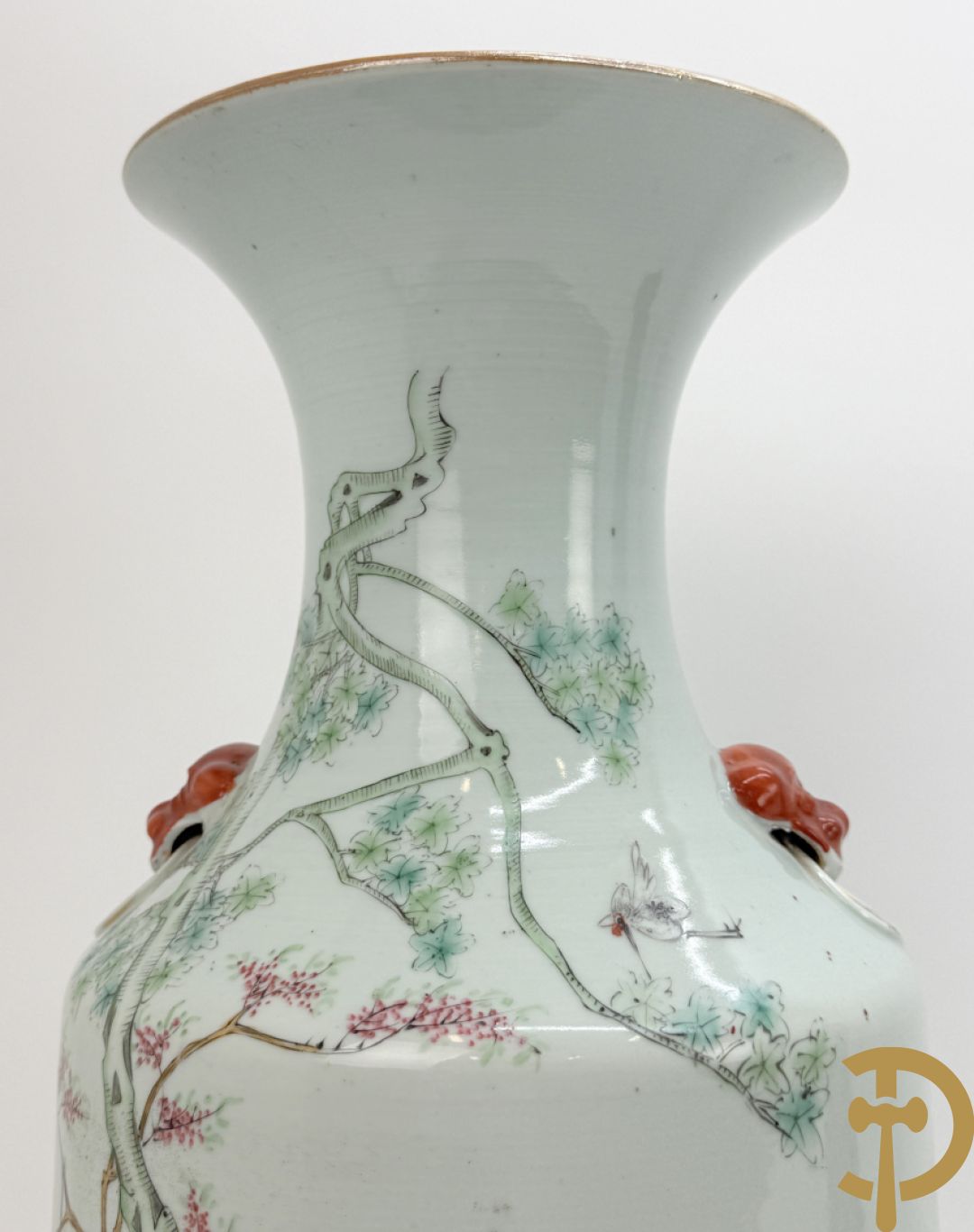 Chinese porseleinen vaas met decor van dames en hert in landschap