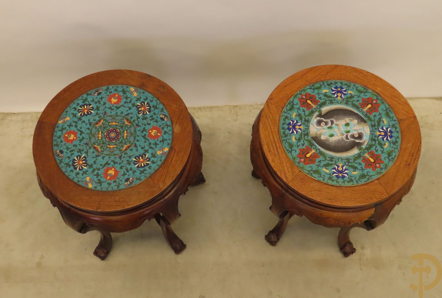 Twee Chinese rozenhouten sokkels met cloisoné plakkette met bloemmotieven in bovenblad