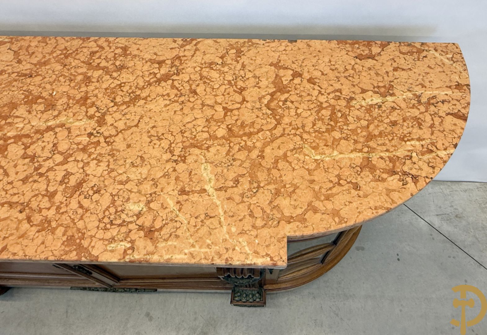 Art deco Decoene vierdeursdressoir in notelaar fineer met gebogen beglaasde deuren opzij en bezet met bronzen ornamenten - bovenaan met marmeren blad