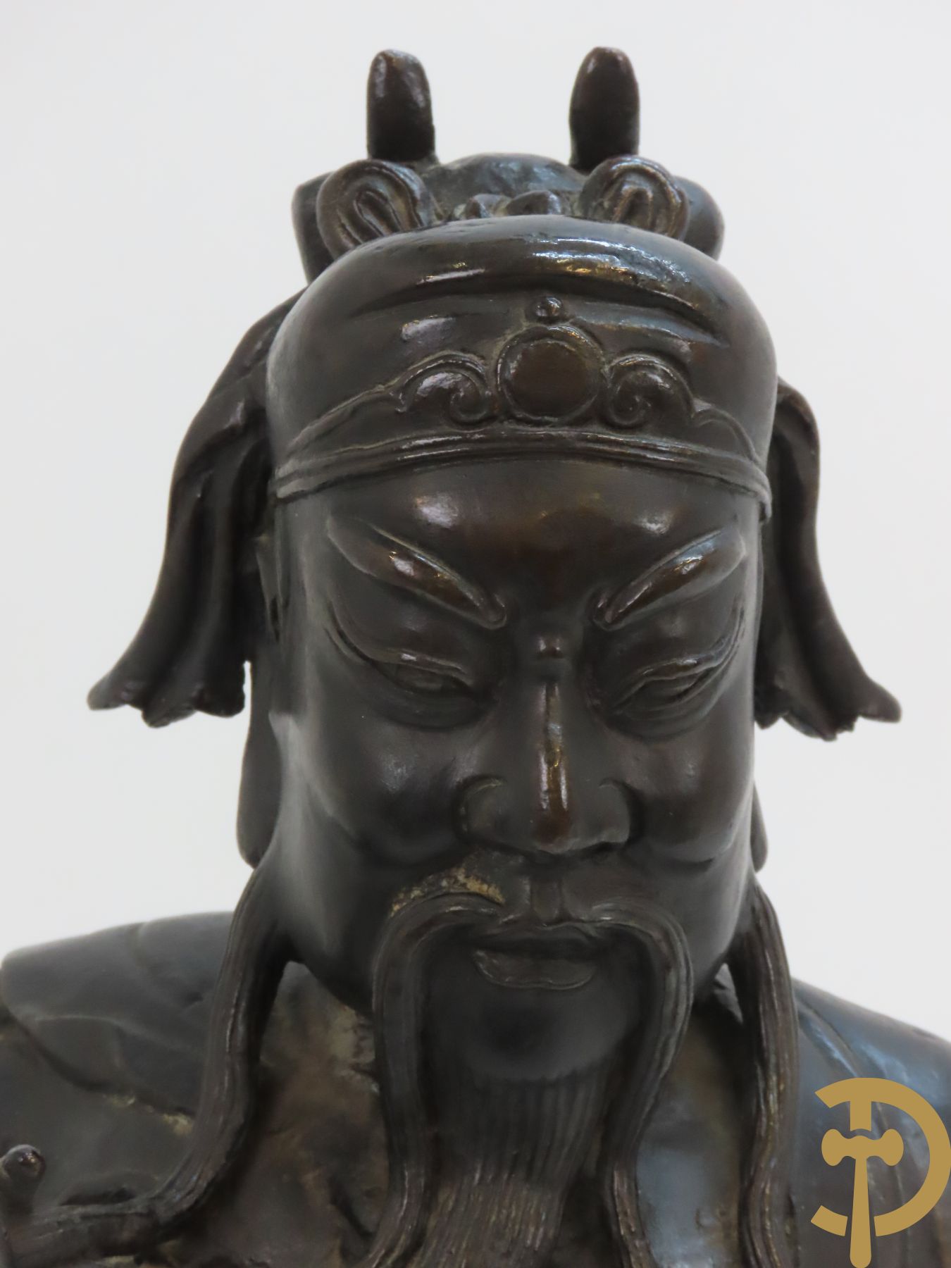 Aziatisch beeld van bronzen zittende krijger Guan Yu