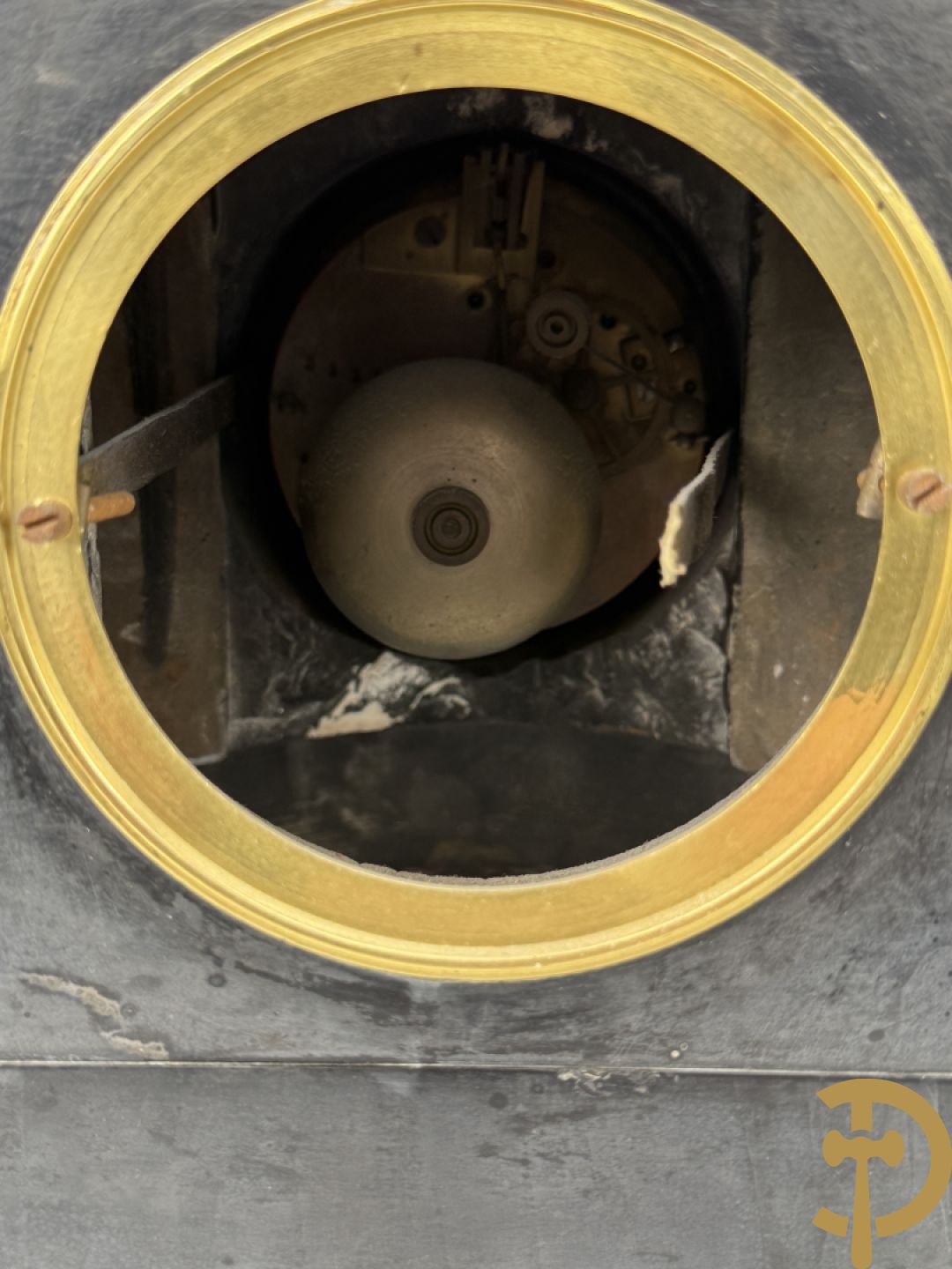 Zwart marmeren garnituur Napoleon III bestaande uit paar bronzen vuurrvergulde vijfarmige kandelaars bezet met vogels op zwarte marmeren basis met hertenkoppen + zwart marmeren middenstuk met klok bezet met hertenkoppen (zonder beeld)